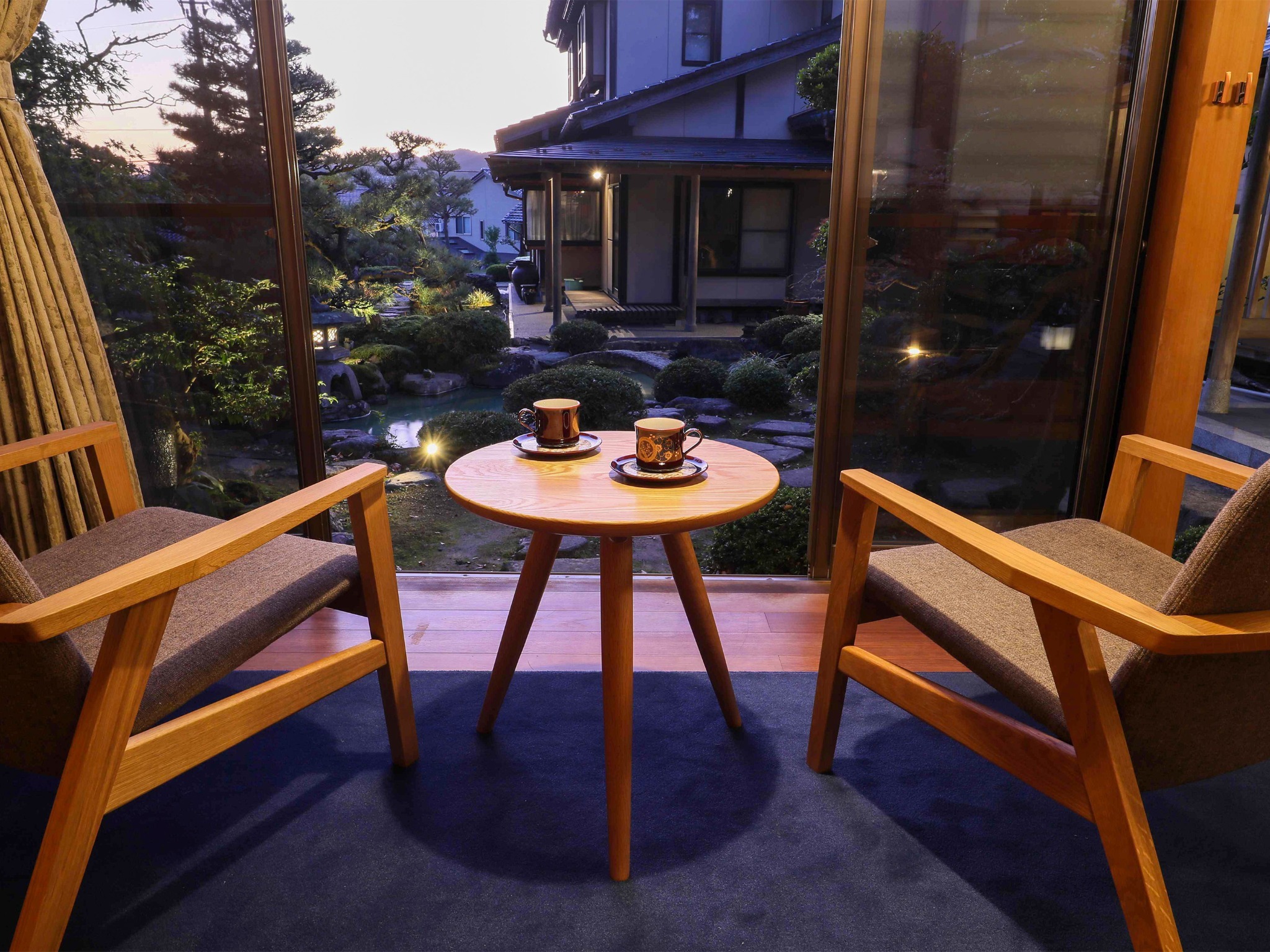 ・＜眺望＞趣ある日本庭園を眺め、侘び寂びの世界観を味わえる空間