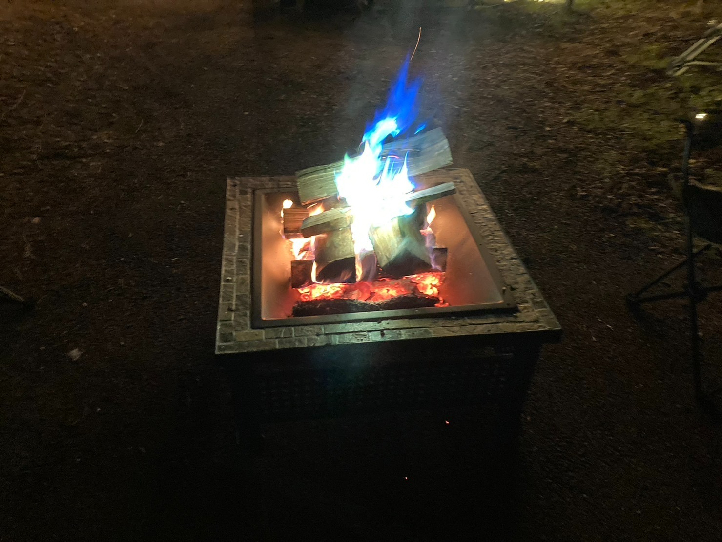 たき火。SNS映えする、レインボー色のたき火です