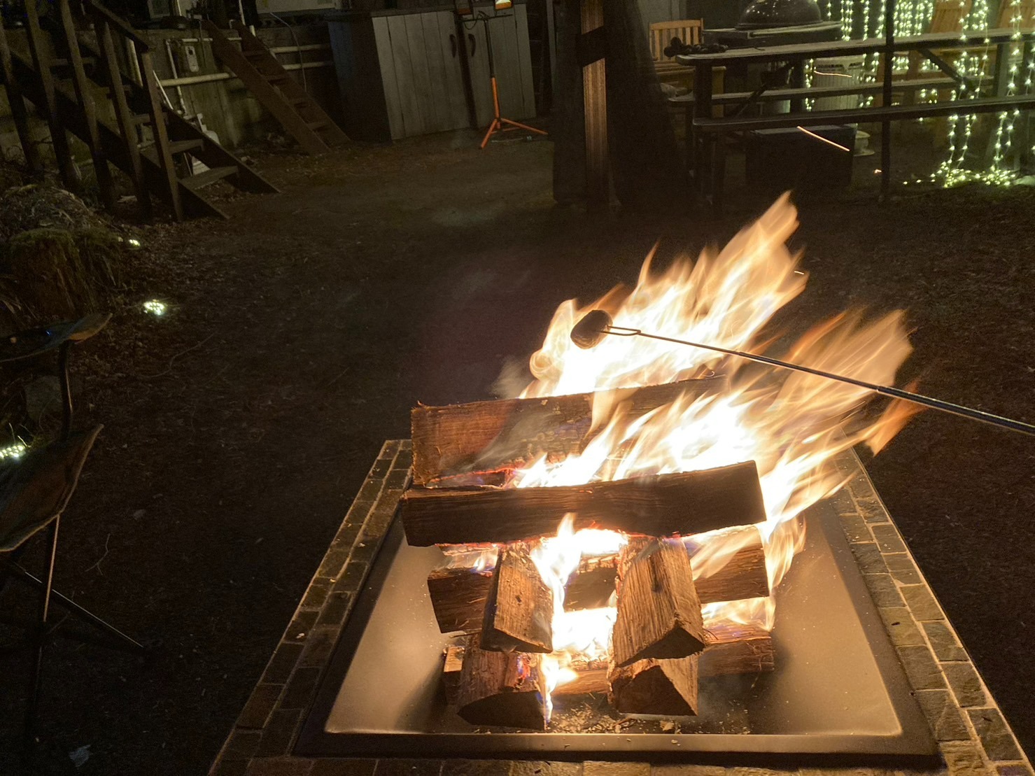 たき火。マシュマロを焼いてお楽しみください