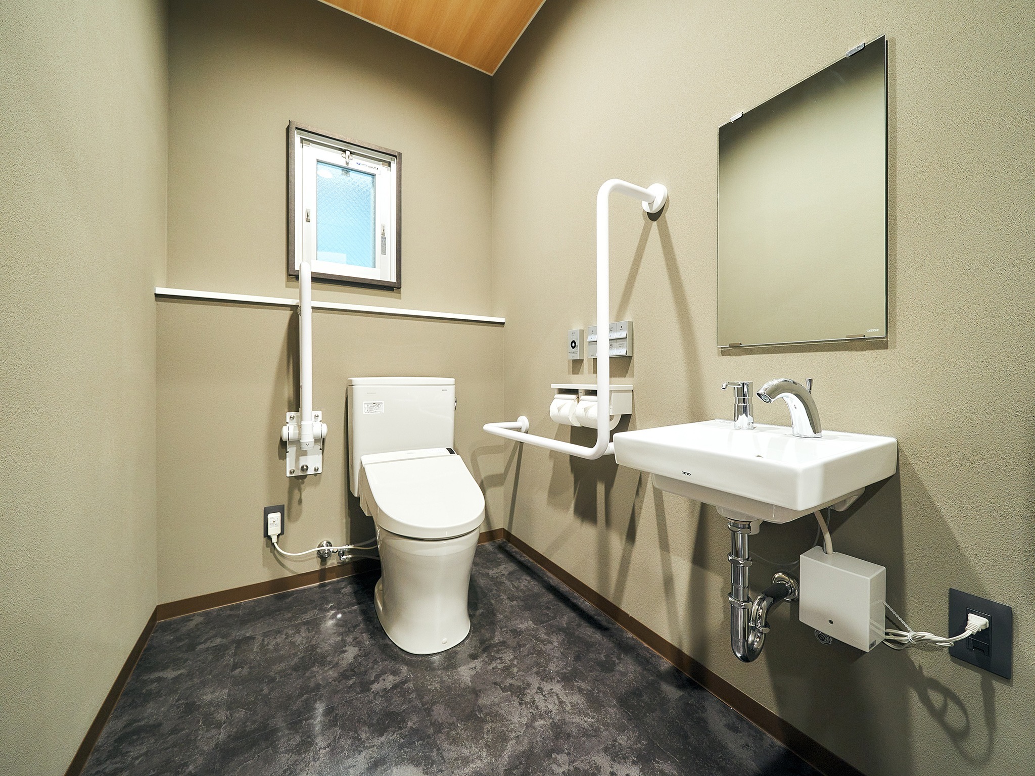 1F 共用バリアフリートイレ