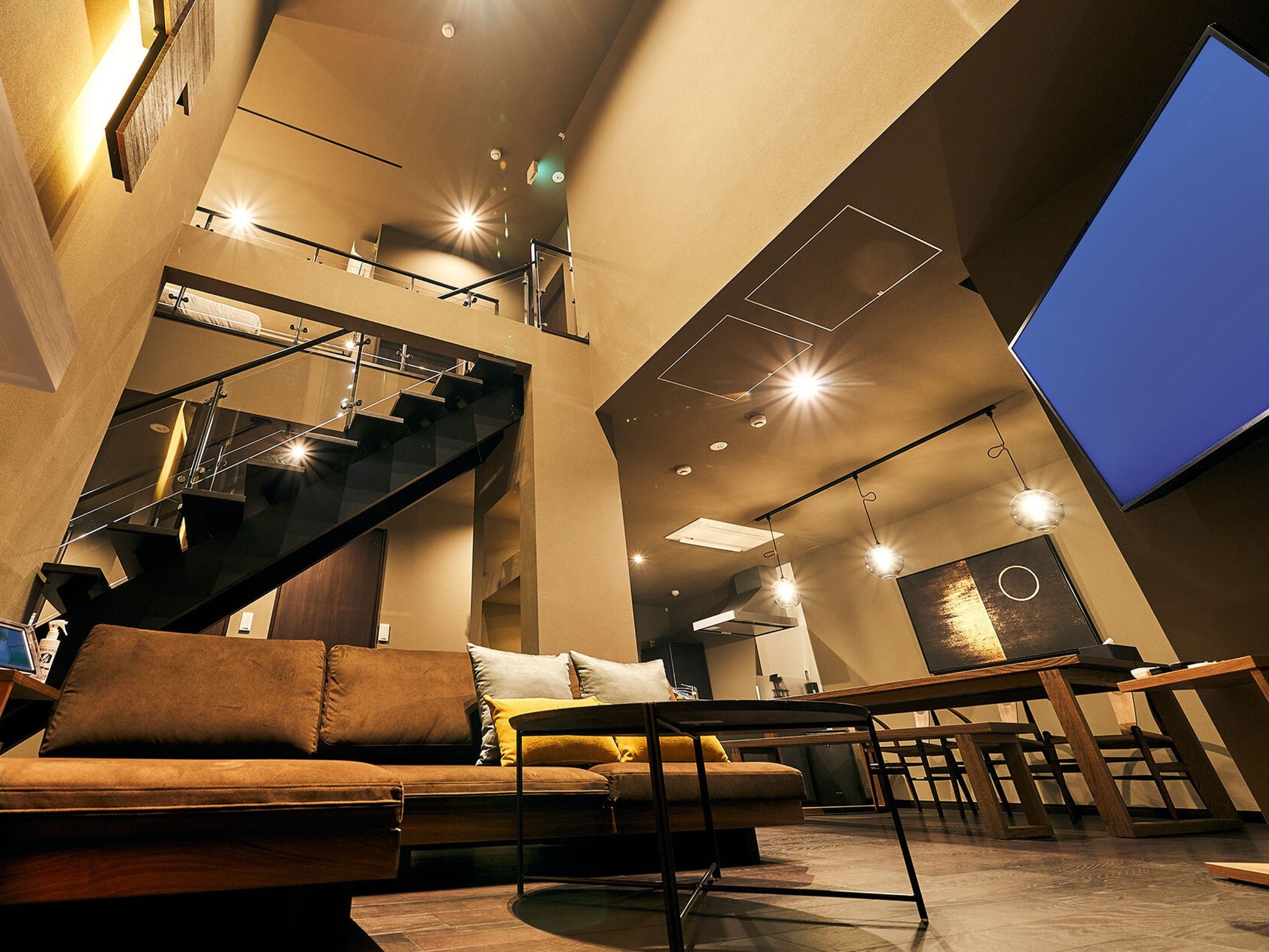 【北館】吹き抜けリビングルーム