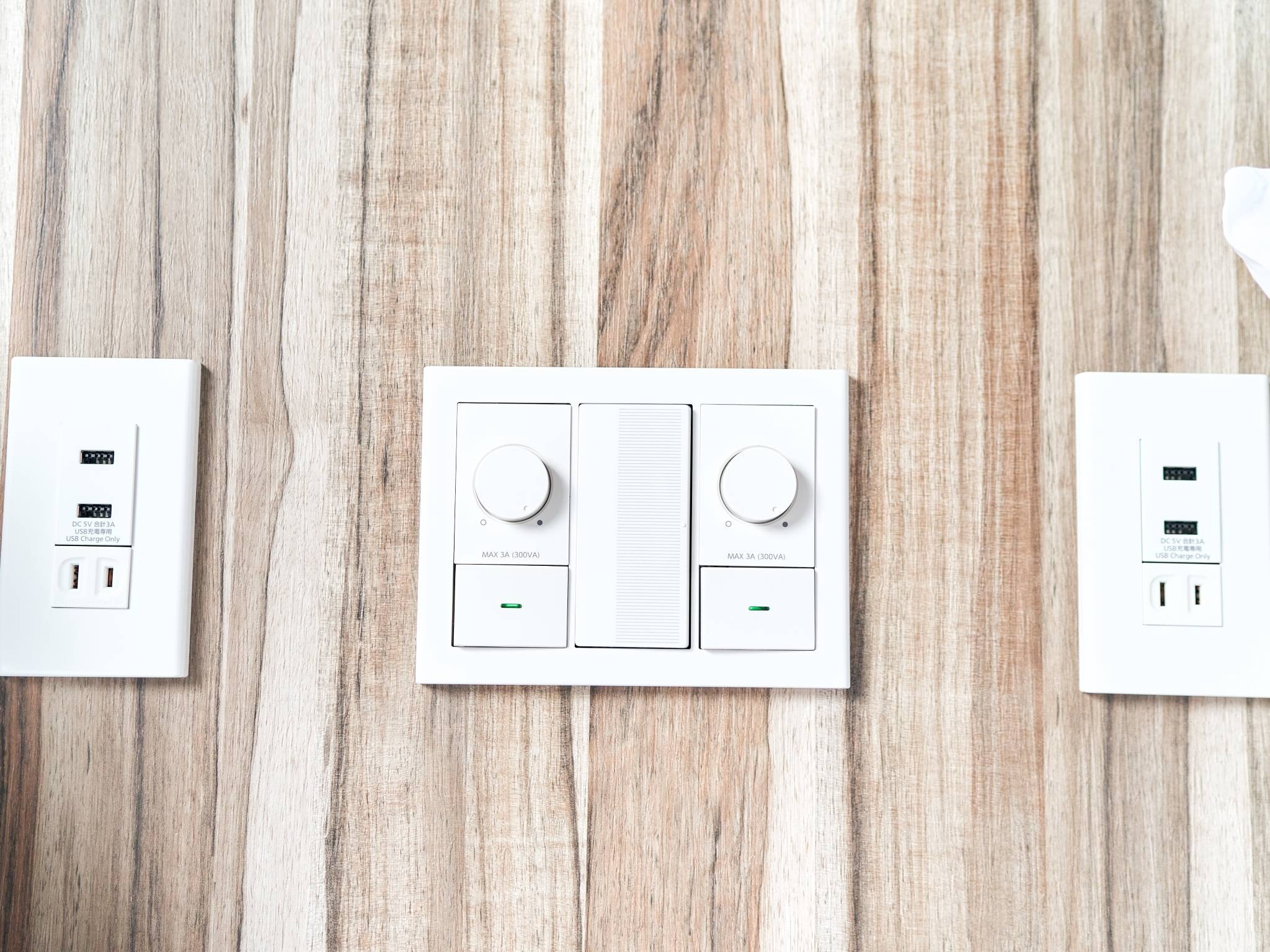 ベッドサイド(USBプラグ、コンセントプラグ、調光ダイヤル)