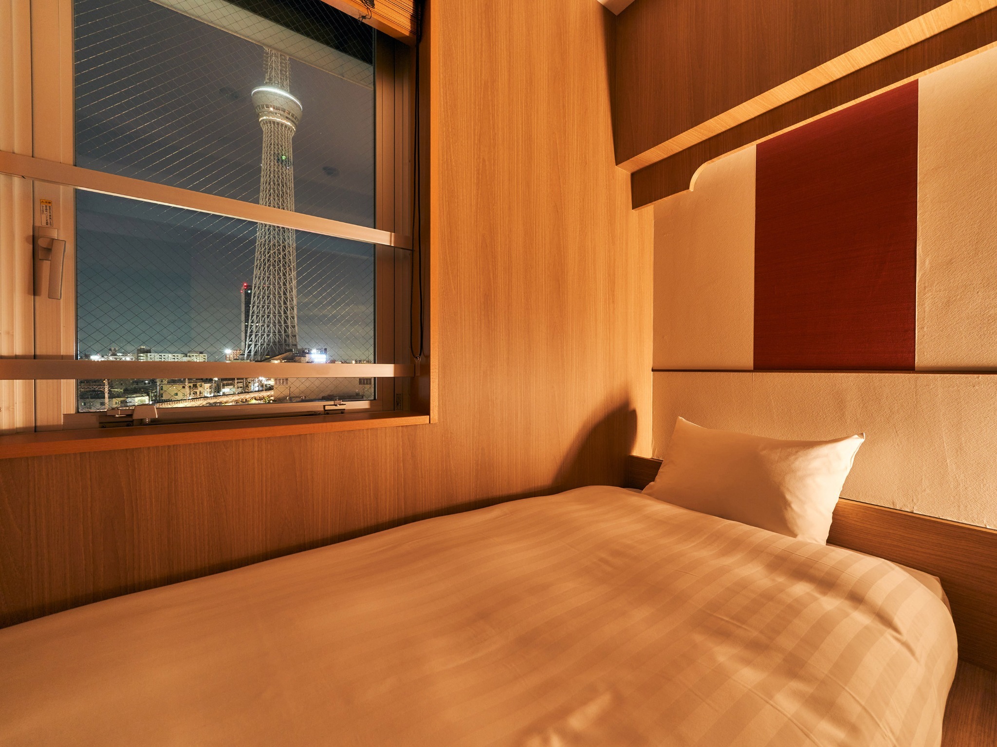 【バス・トイレ別ツインルーム】スカイツリー(R)が見えるお部屋です