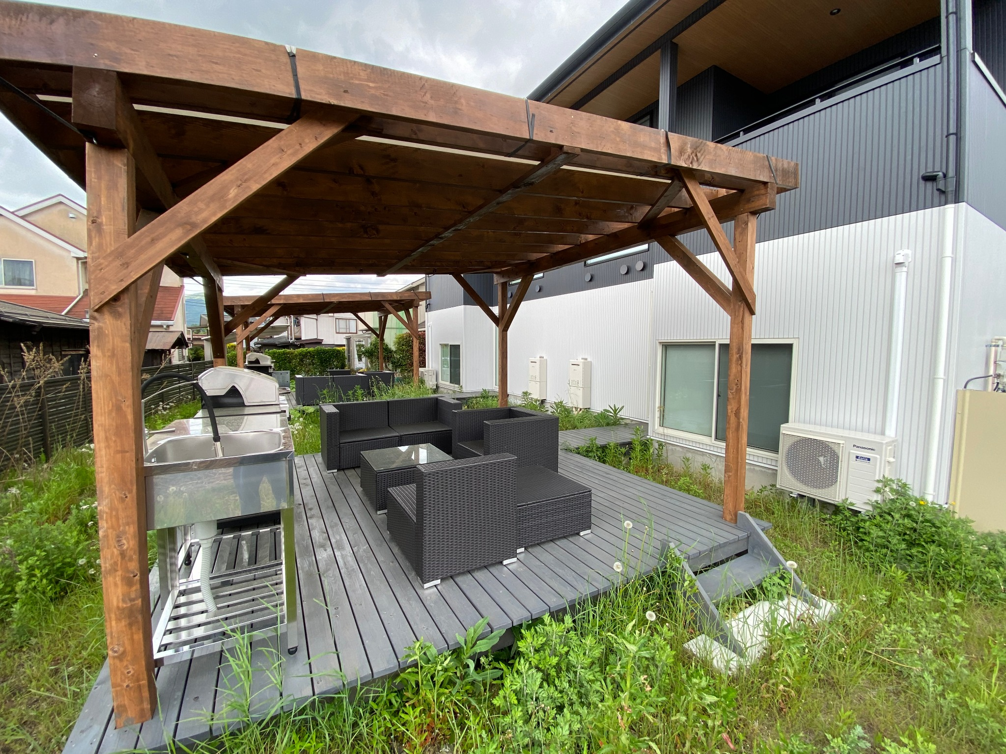 テラスと宿泊棟