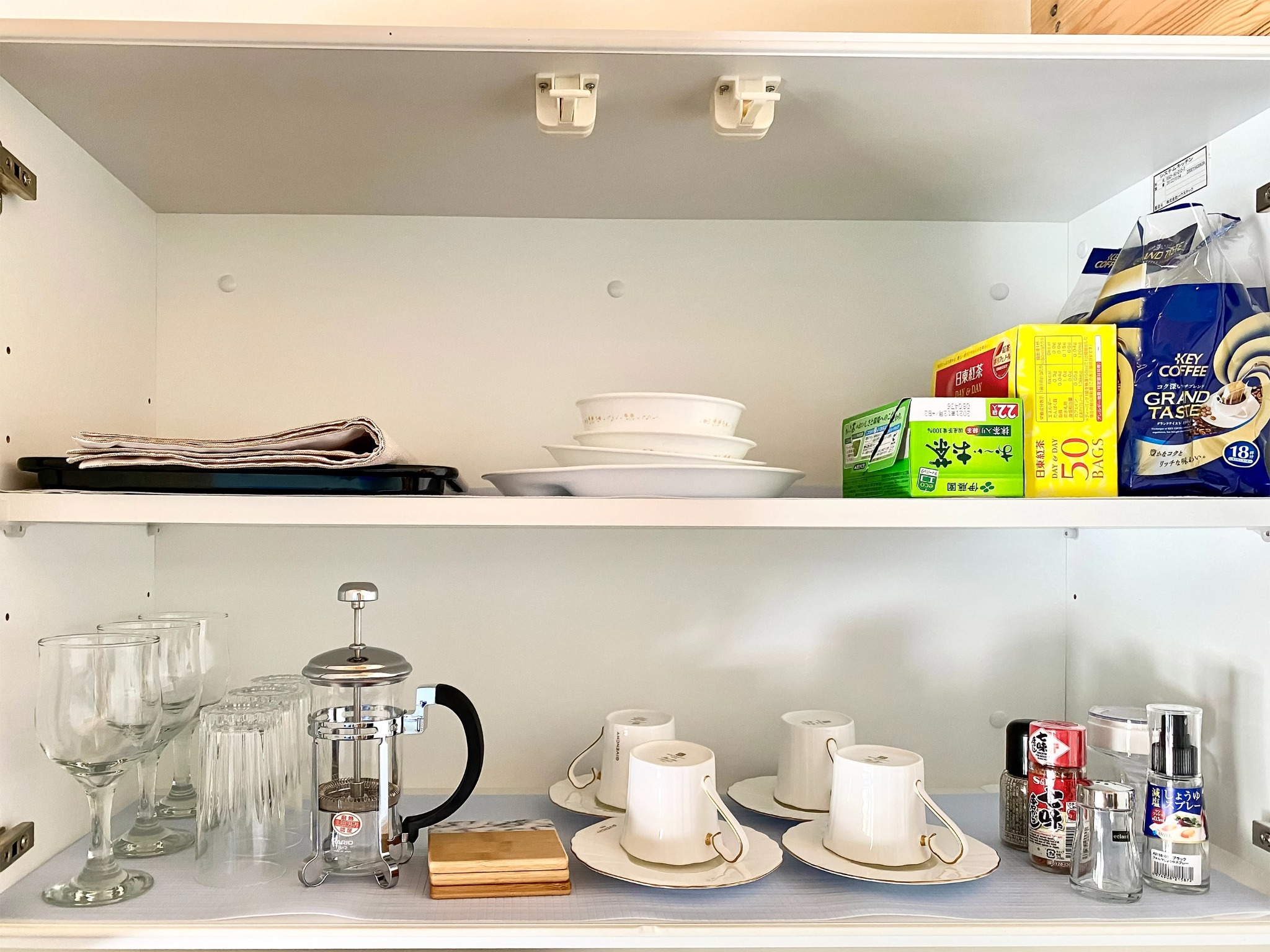 ・お茶類はご自由にお召し上がりください