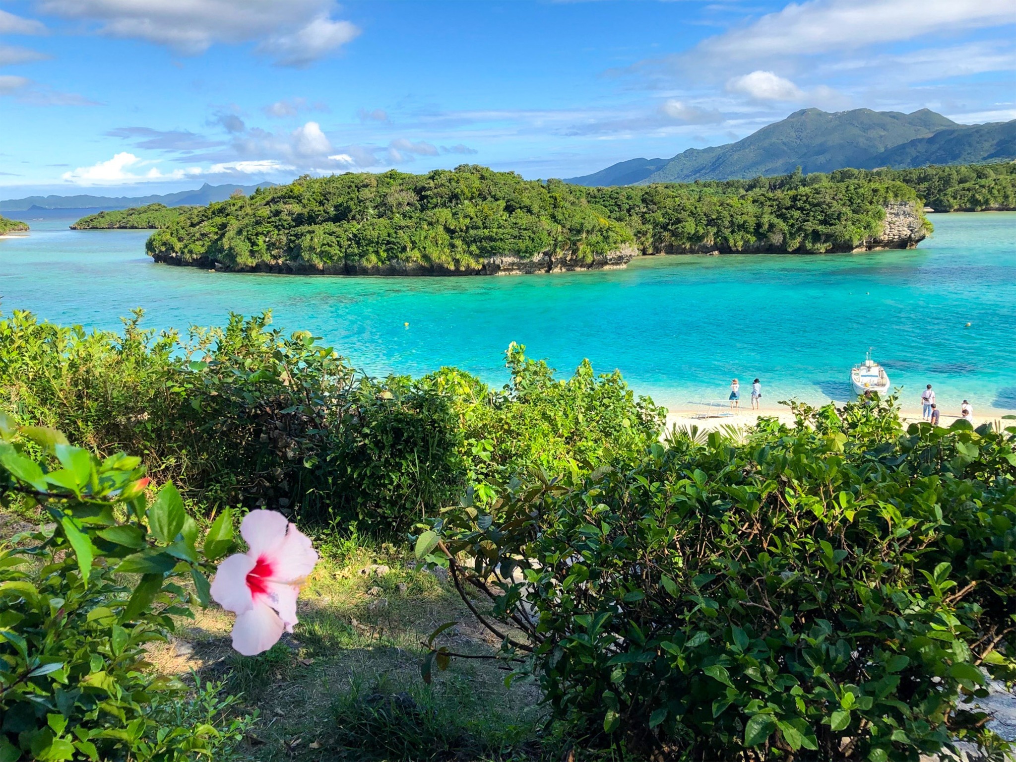 ・川平湾 LUANAからはお車で約10分です