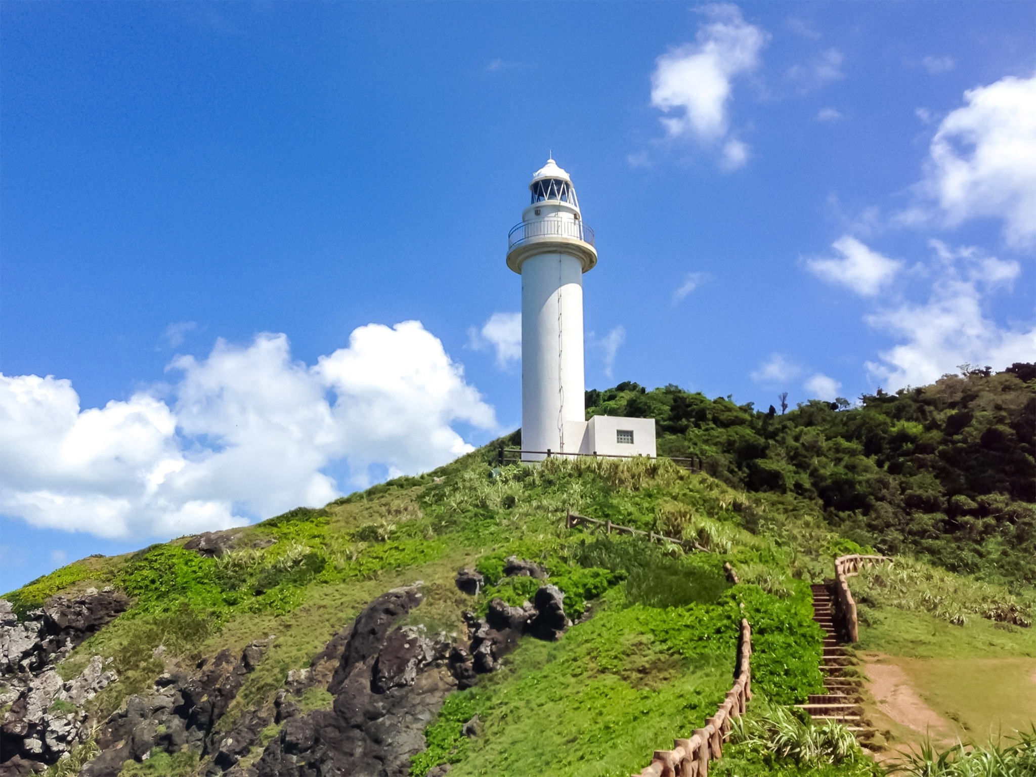 ・御神崎灯台 高台からは美しい景色を見渡せます