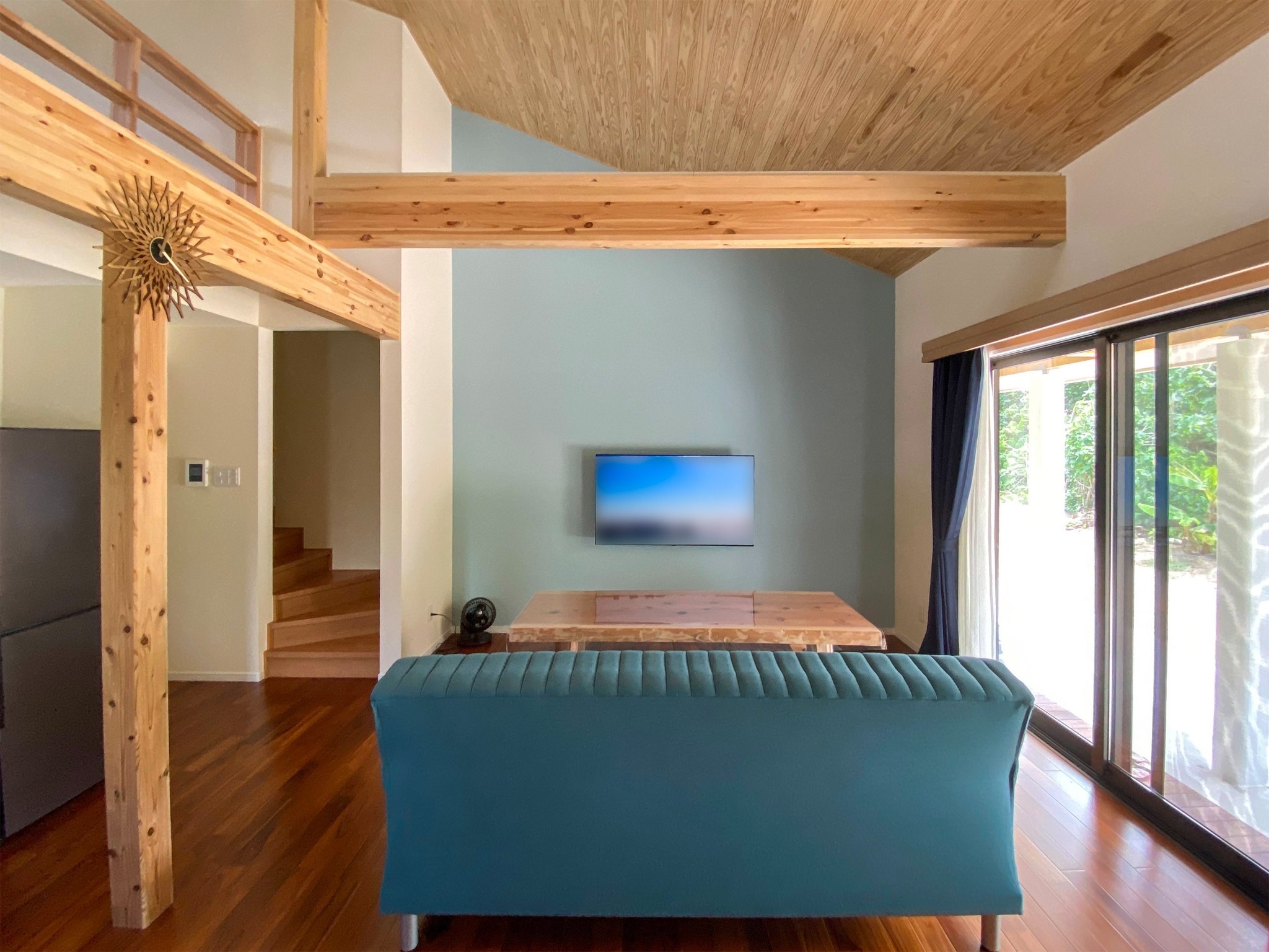 ・WESTリビング 石垣の自然と調和したシンプルで心地のよい別荘です