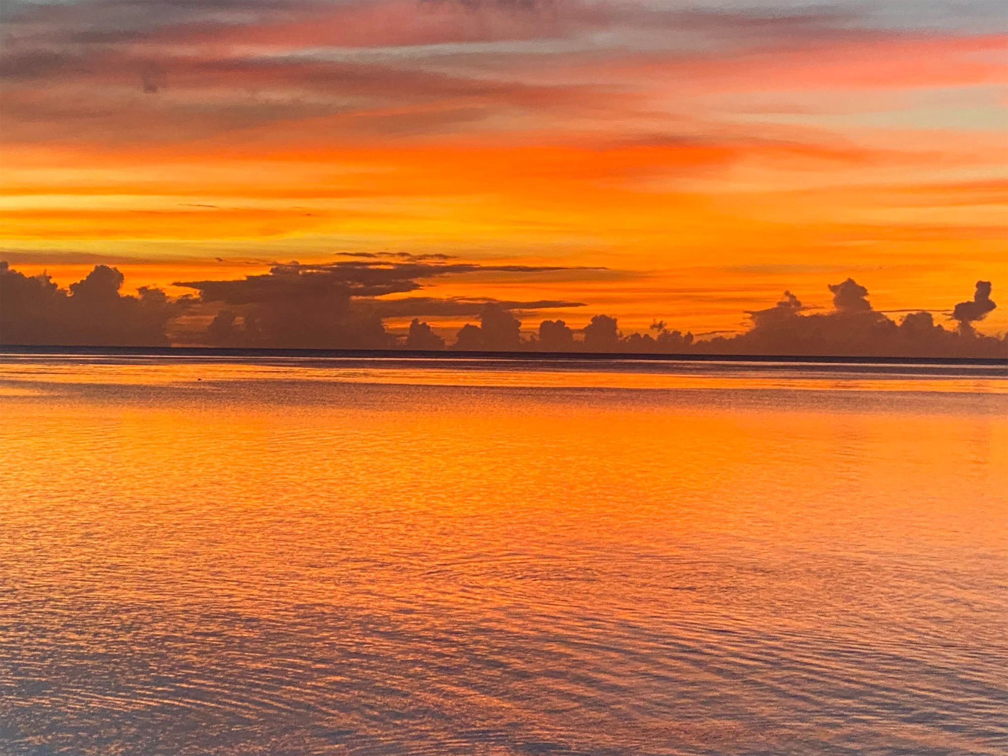 ・米原ビーチ 赤く映し出された海と空