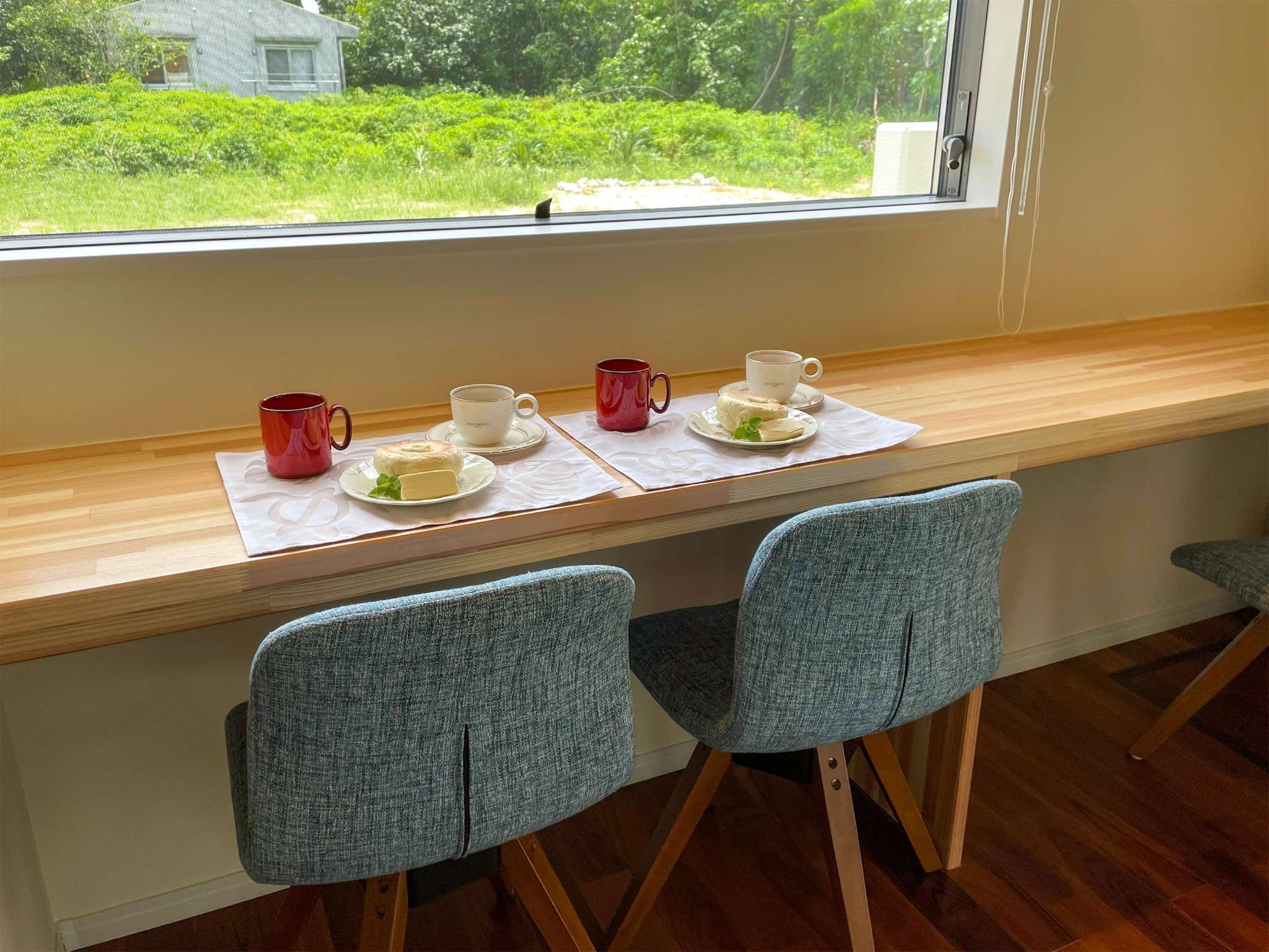 ・EASTカウンター 外を眺めながら朝食はいかがですか?