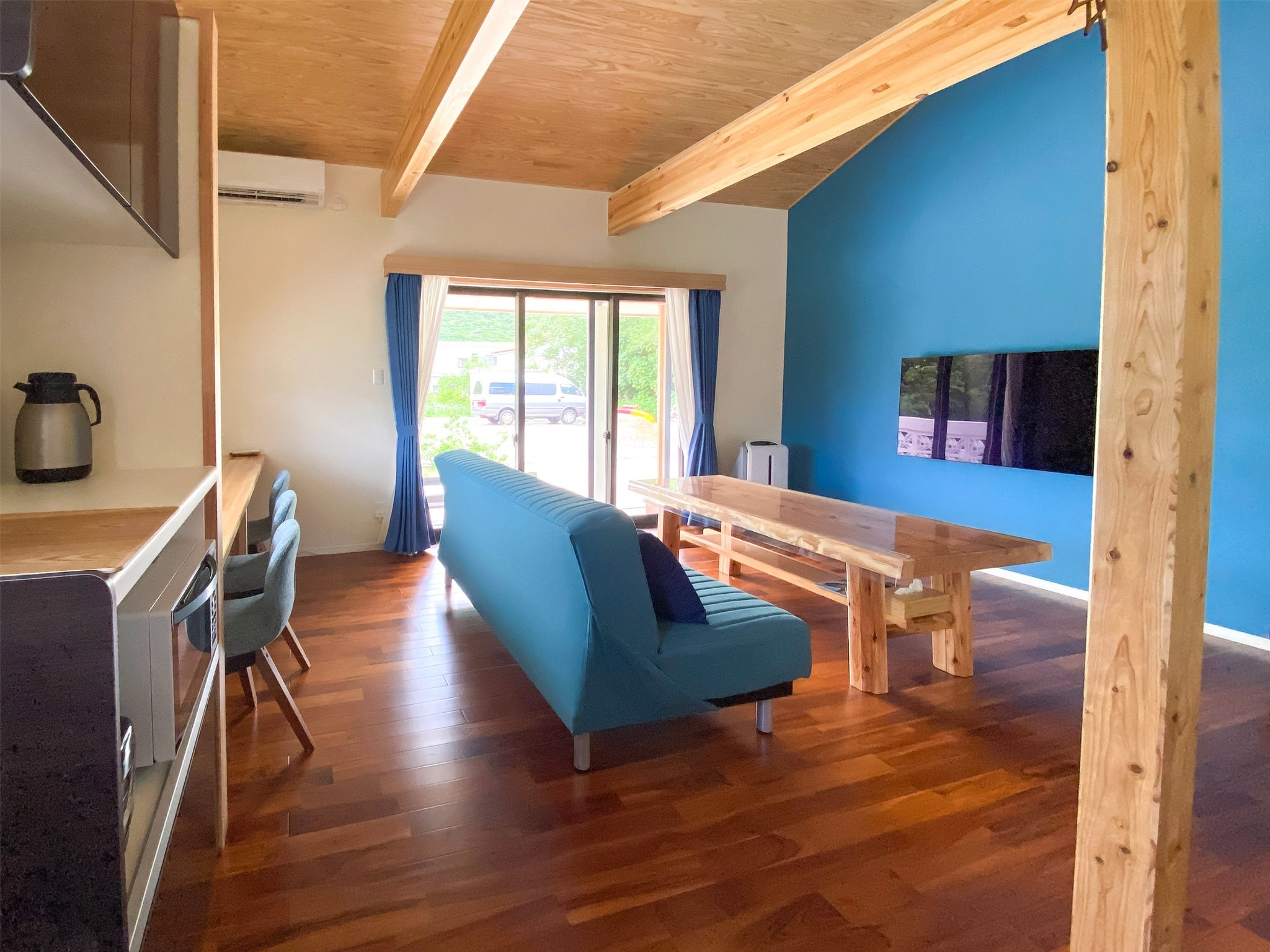 ・EASTリビング 木のぬくもりを感じる空間です