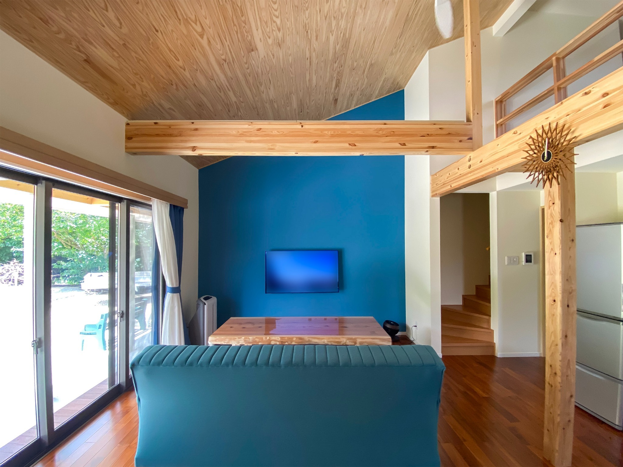 ・EASTリビング ご家族やグループで楽しいひとときをお過ごしください