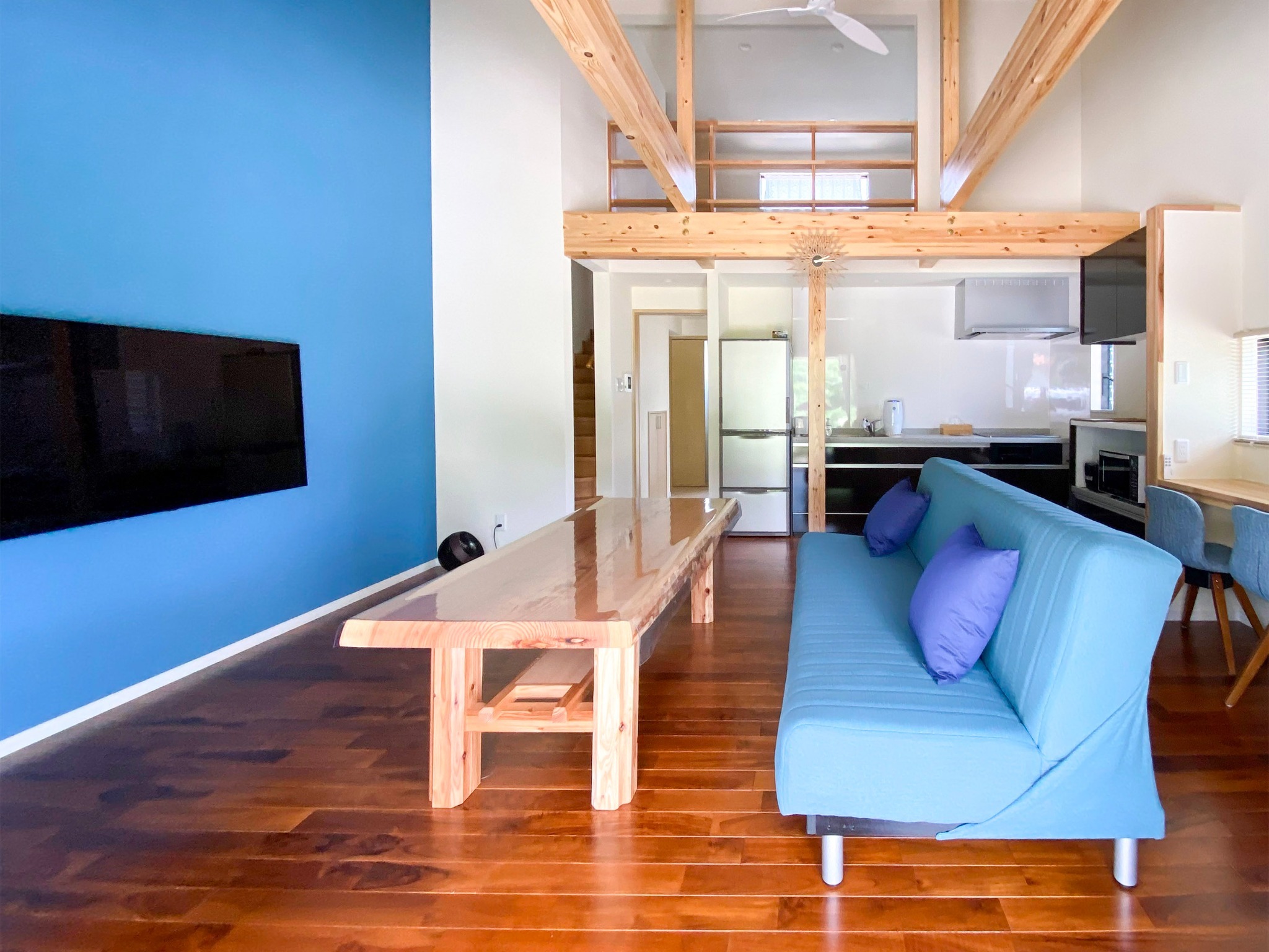 ・EASTリビング 朝焼けが気持ちのよい客室です