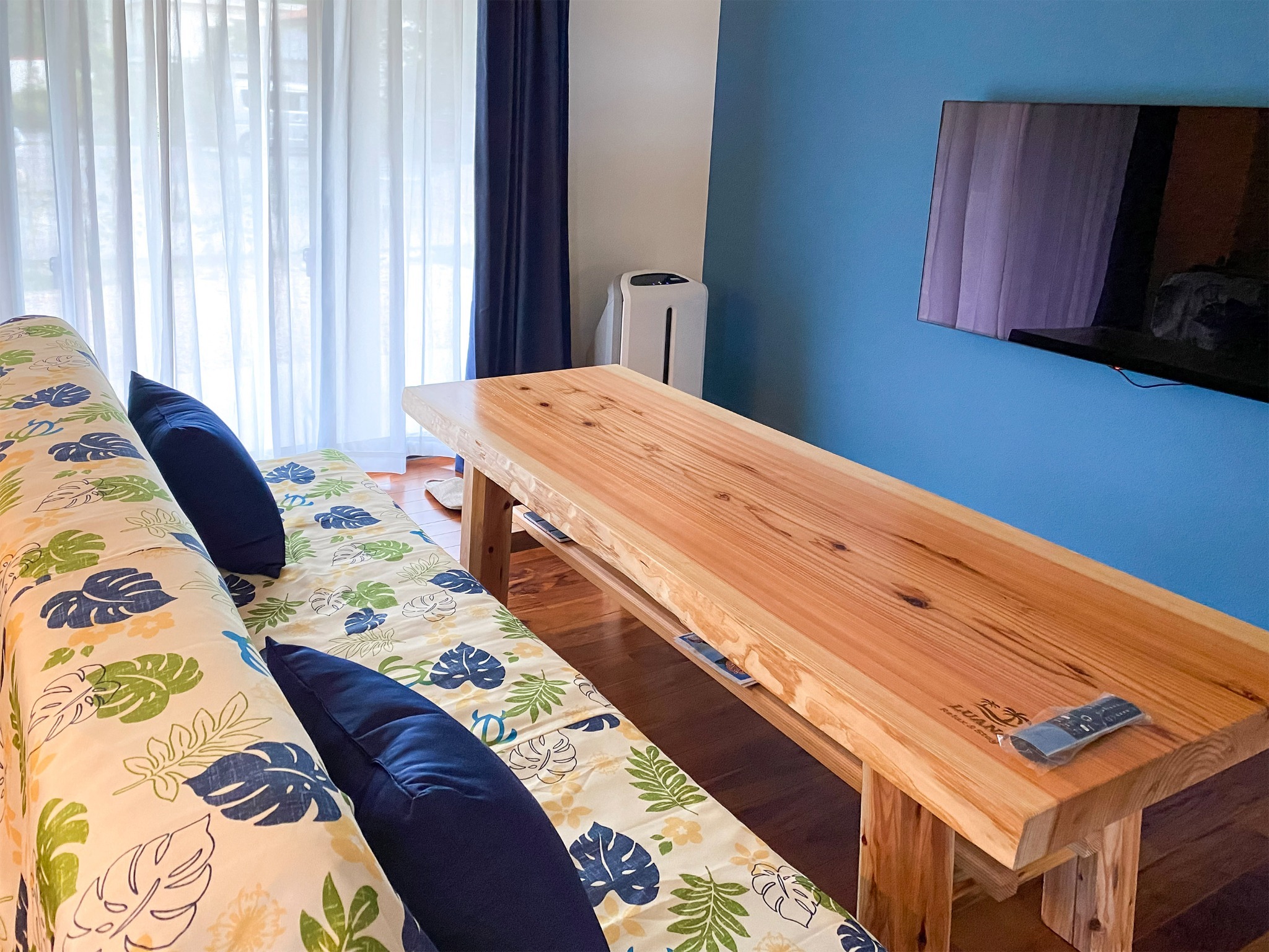 ・EASTリビング 大画面のテレビをお楽しみください