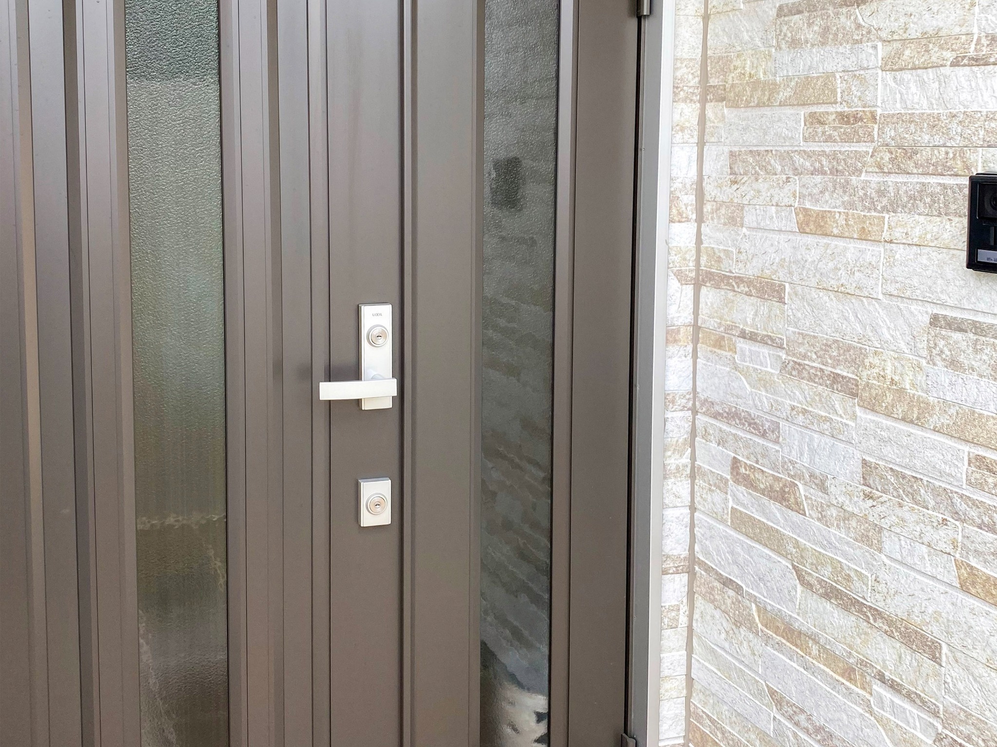 ・EAST・WESTそれぞれに専用の玄関がございます