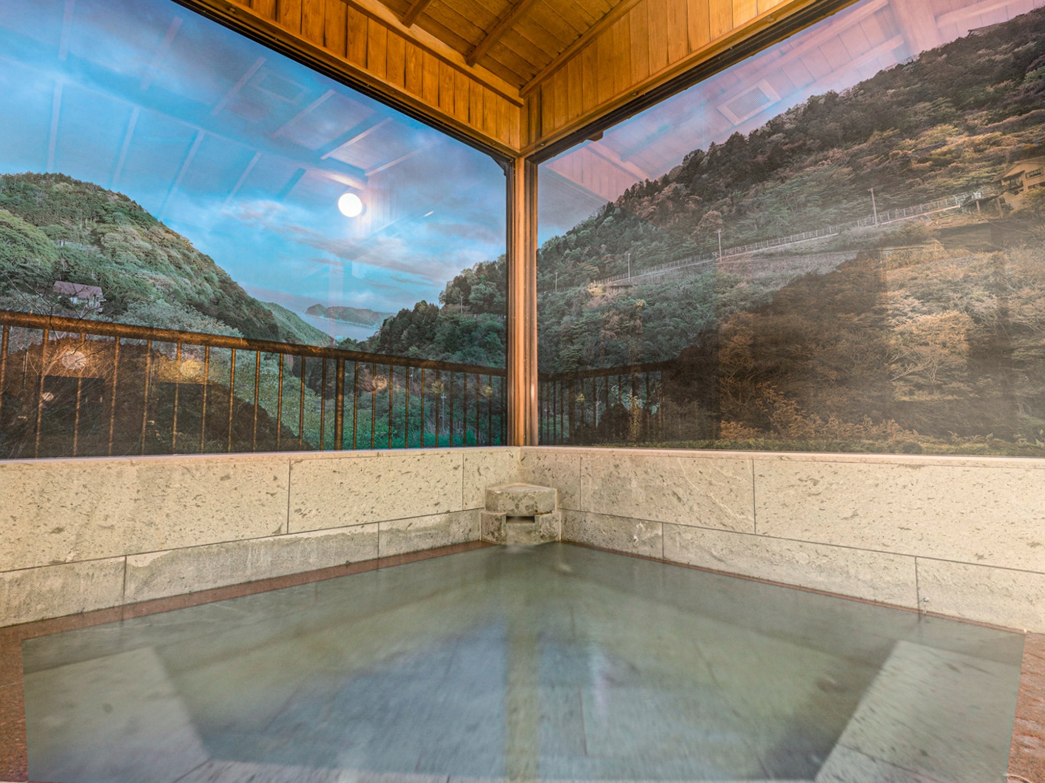 ・【温泉】大きな窓の向こうに広がる景色を眺めながら楽しむ湯あみは、至福のひと時です