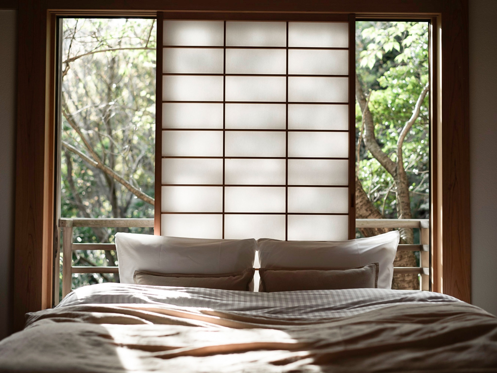 ・【ベッドルーム】穏やかな光が差し込む朝。窓からのぞく木々や葉の揺らめきに癒されます