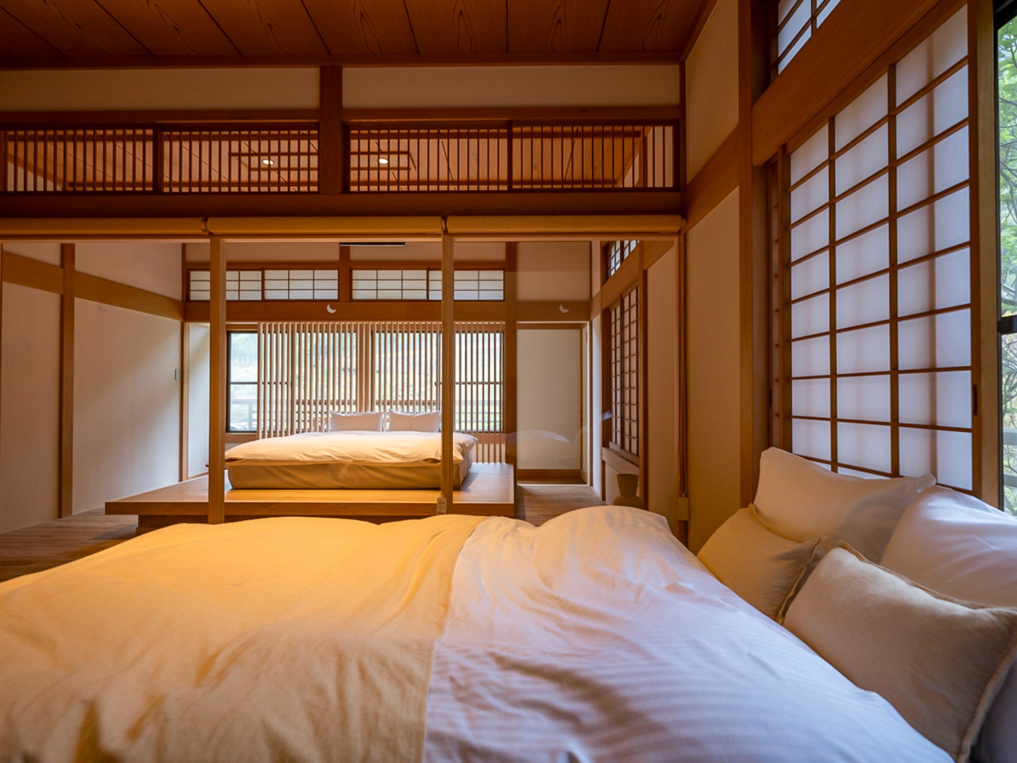 ・【ベッドルーム】キングサイズとダブルサイズのベッドを各1台設置