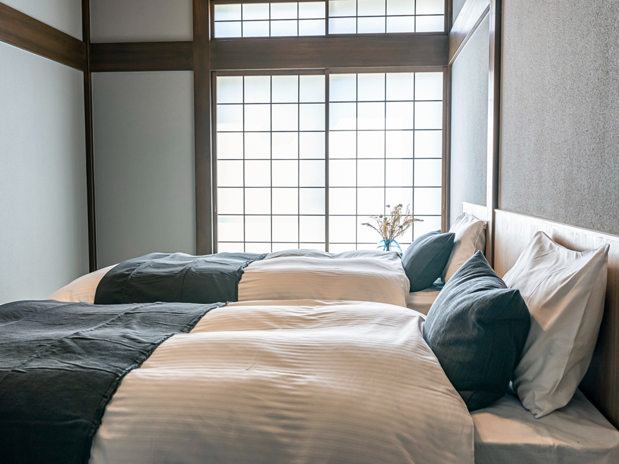 ・【ベッドルーム】シングルベッド2台の和室。朝の寝覚めも気持ち良く迎えられます