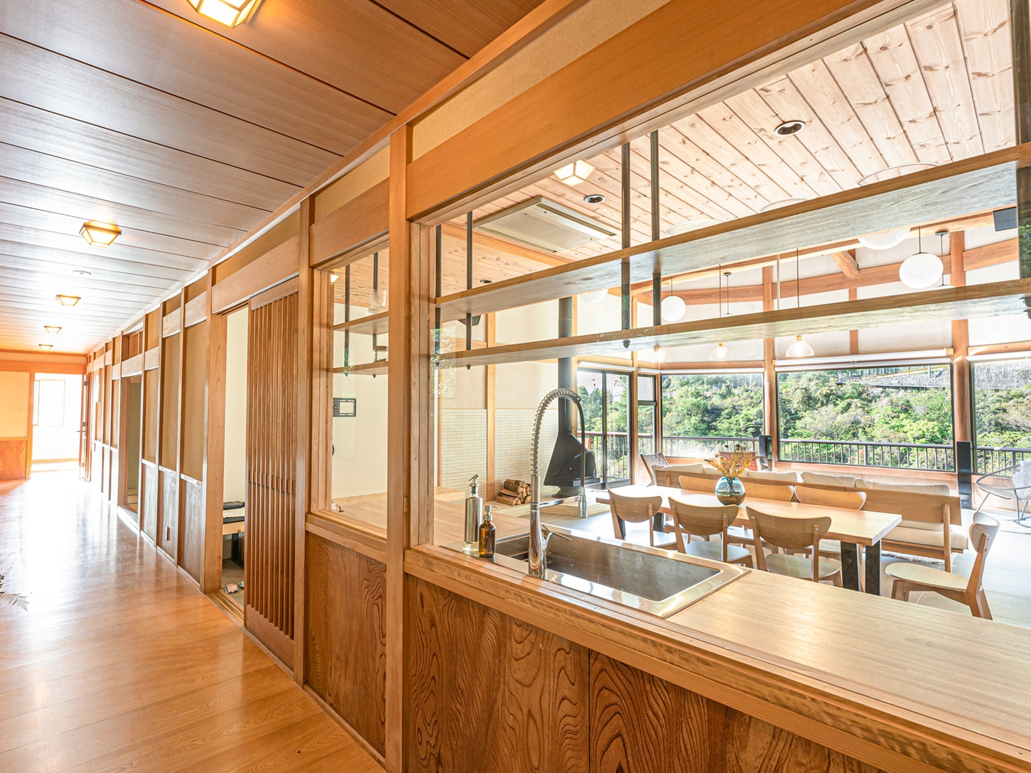 ・【廊下】日本家屋らしい趣のある長い廊下。リビングの様子が伺えます