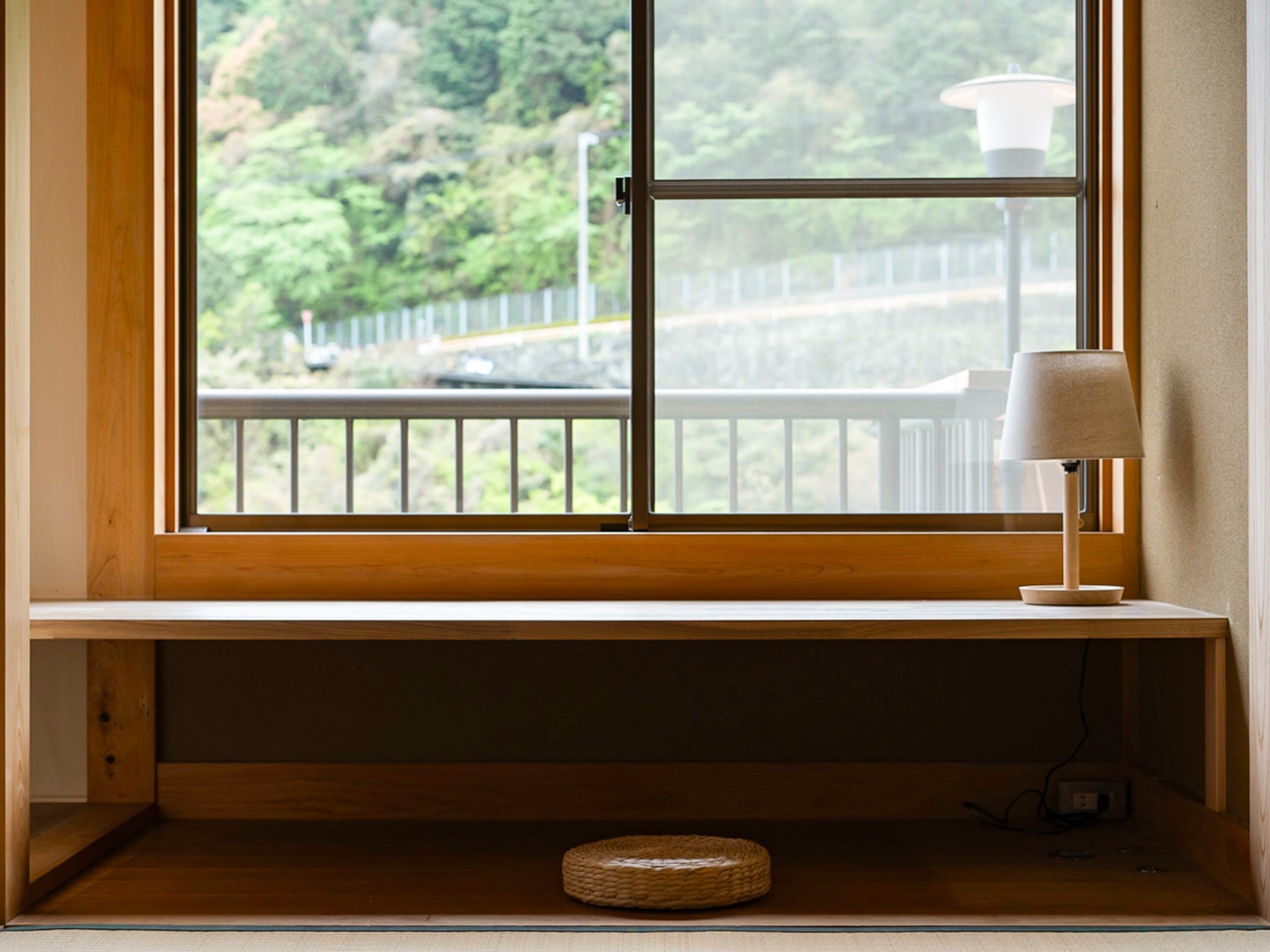 ・【デスク】窓の景色を眺めながらデスクで読書やお仕事。ワーケーションにもおすすめです