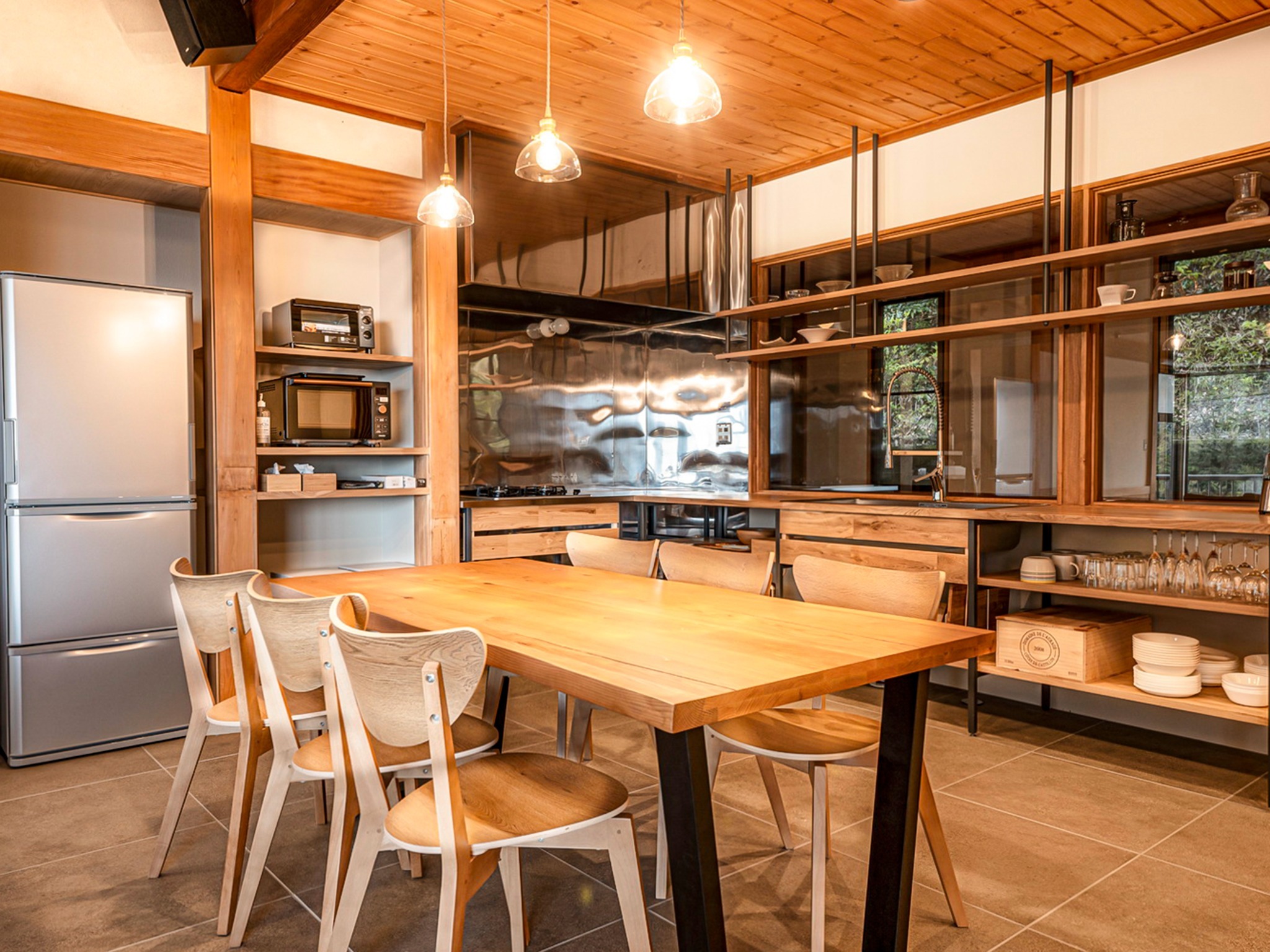 ・【ダイニング】ご家族でお食事を楽しめるダイニングスペース。団らんの時をお過ごしください