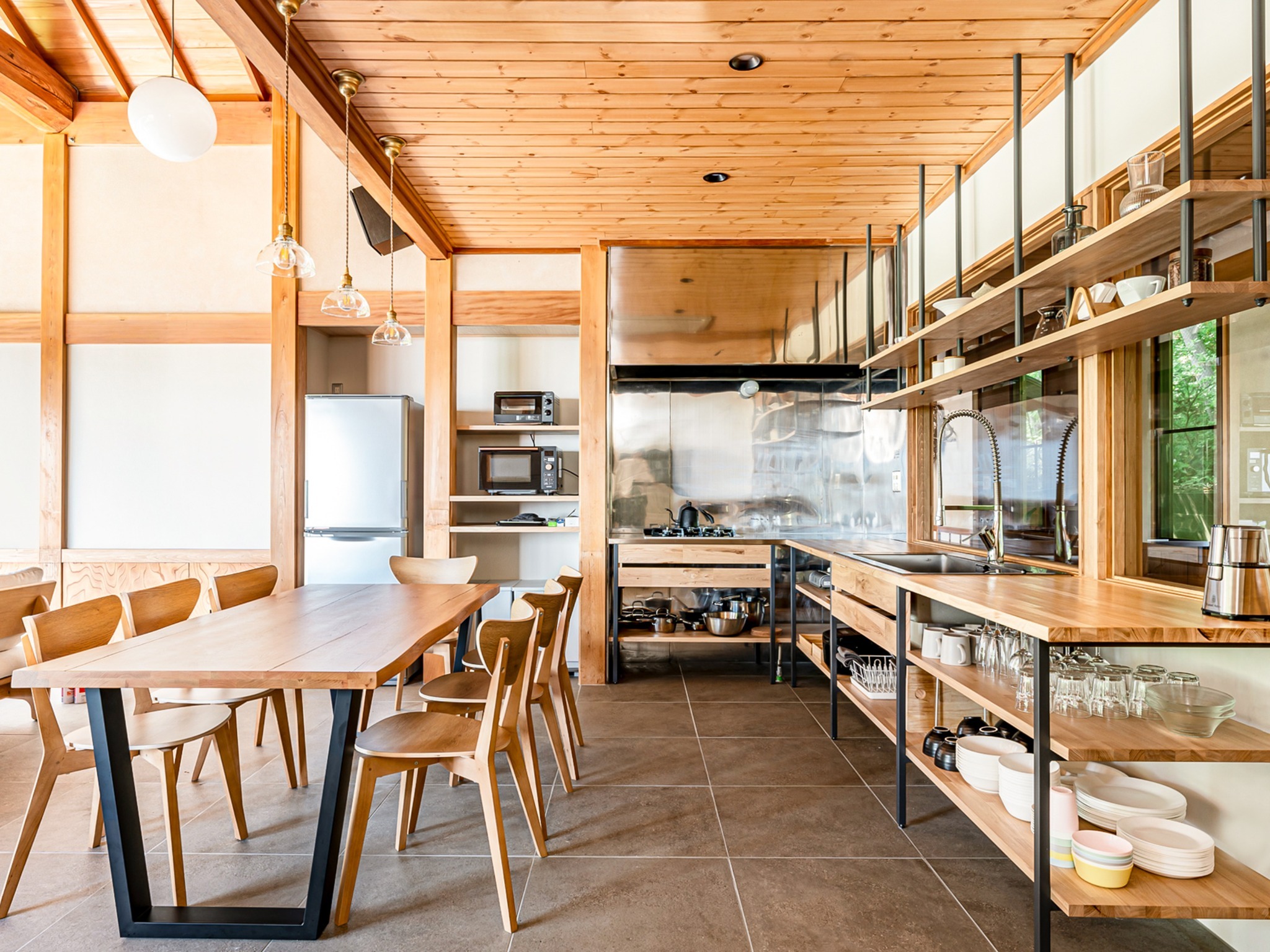 ・【キッチン】炊飯器・電子レンジ・コンロ・調理器具をご用意。お料理ができるので連泊時に便利です