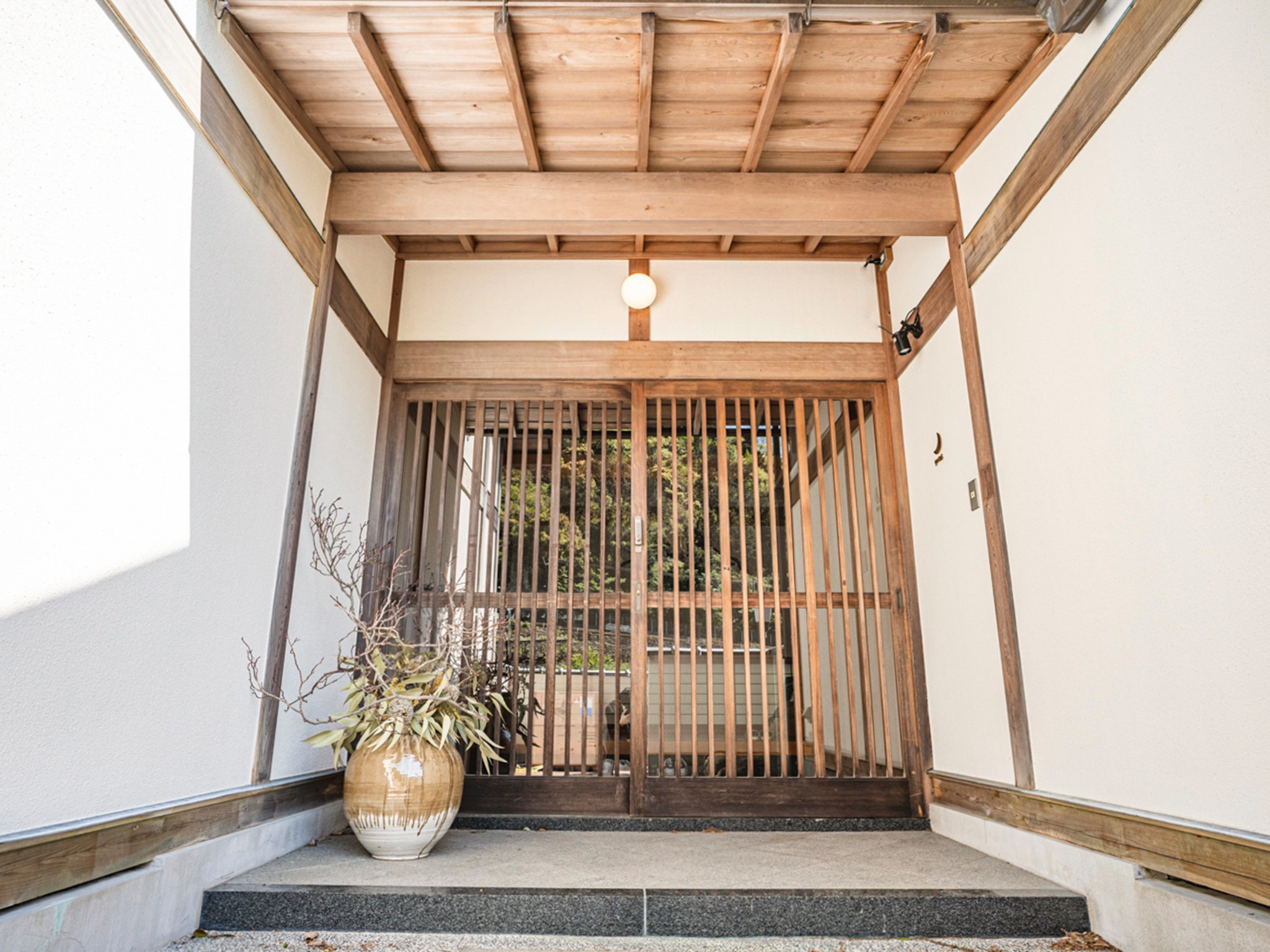 ・【玄関】和風建築の佇まいを生かしつつもモダンさを兼ね備えた、高級平屋造りの一軒家です