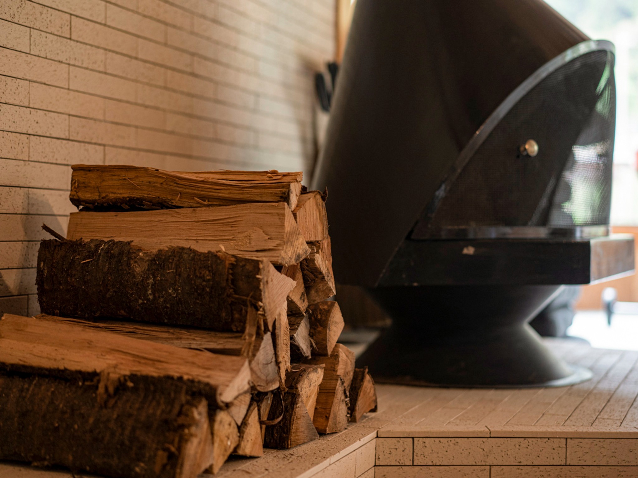 ・【暖炉】本物の薪を使った暖炉。火の暖かさを気軽に体験できます※冬季のみ