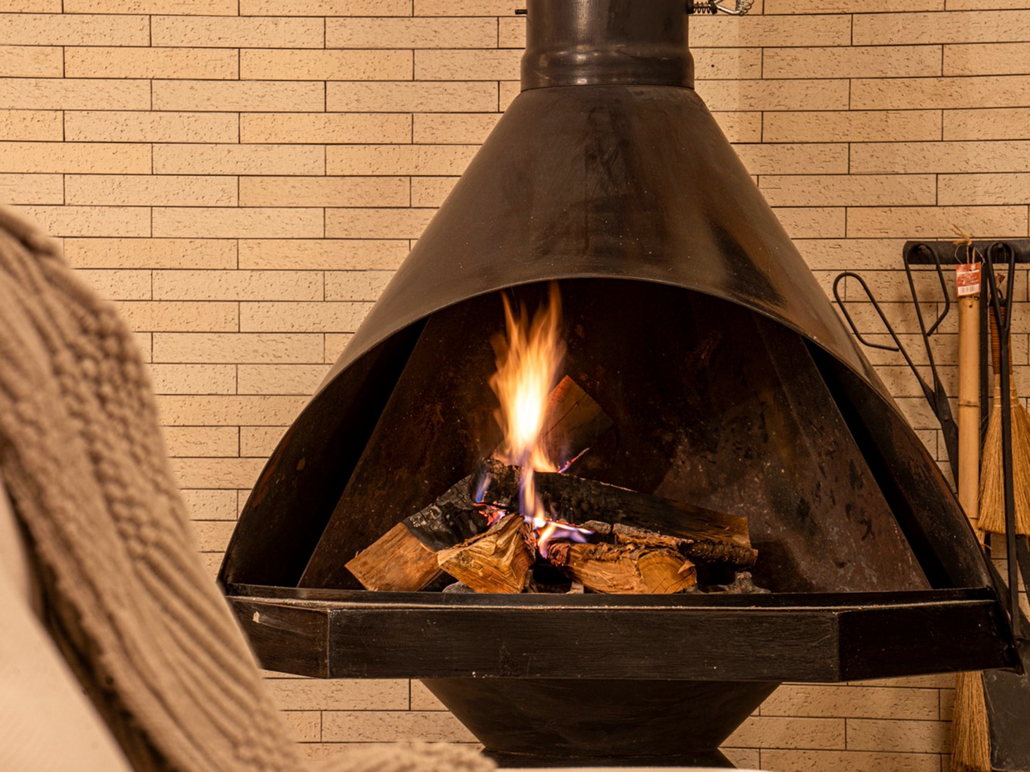 ・【暖炉】パチパチと燃える薪の音が心地よく、安らぎのひと時に。時間を忘れてゆっくりと楽しめます