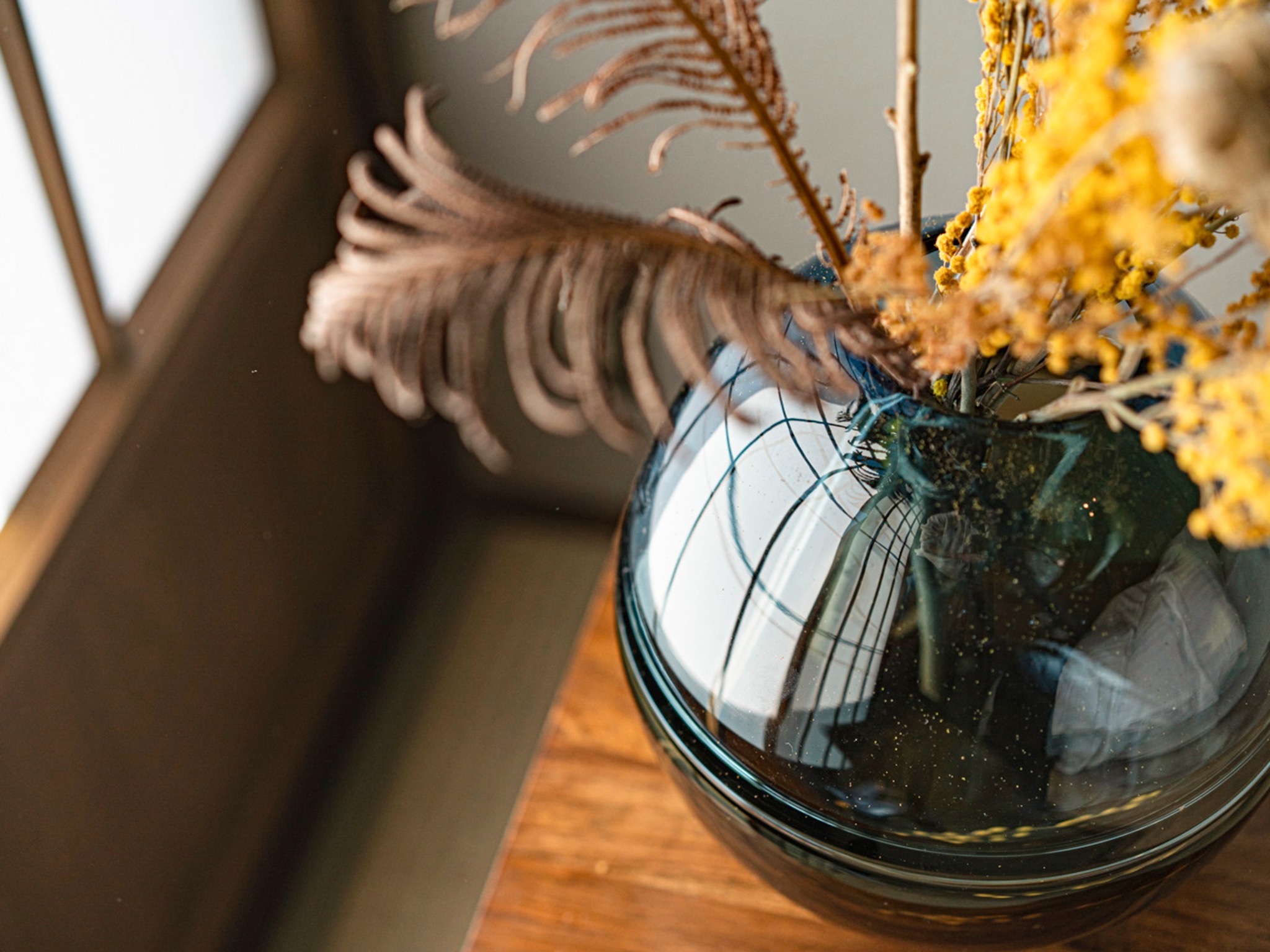 ・【インテリア】上質な和モダンの室内に彩りを添えるフラワーアレンジメント