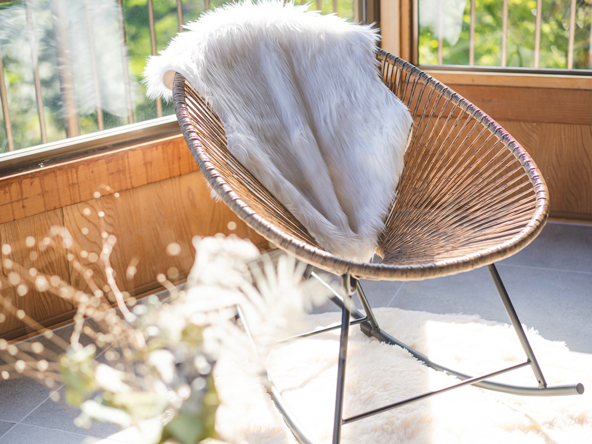 ・【インテリア】ロッキングチェアでゆらりゆらりと揺れながら、素晴らしい景色を楽しみませんか