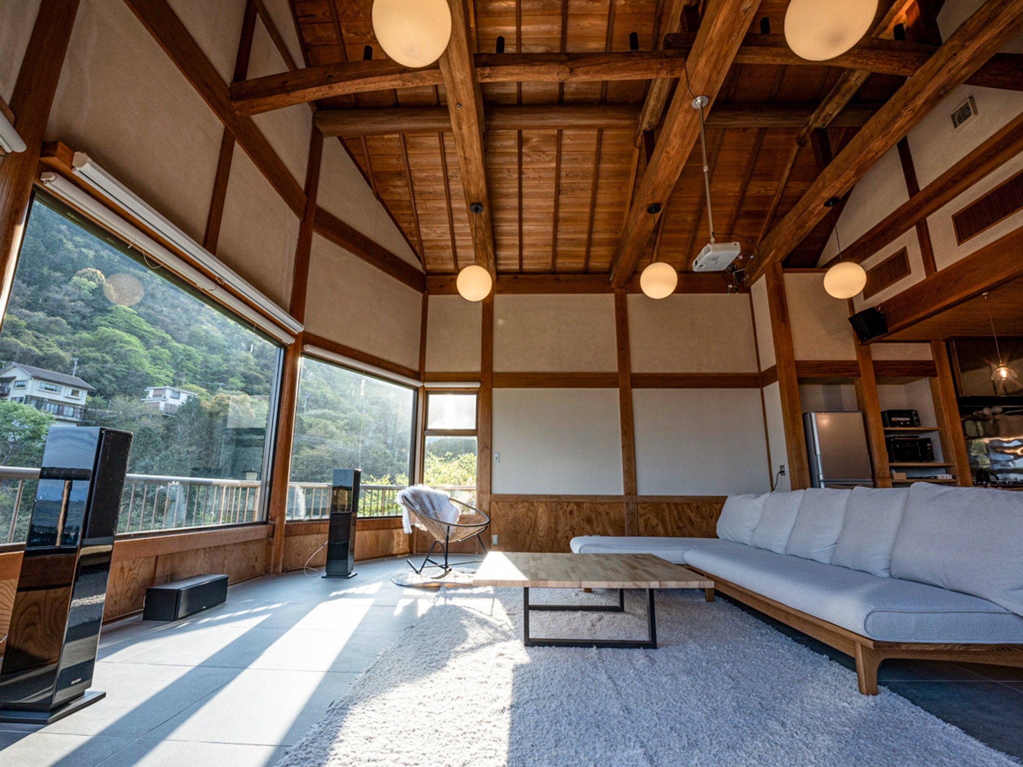 ・【リビング】大きな窓の向こうに広がる絵画のような風景は非日常を感じさせてくれます