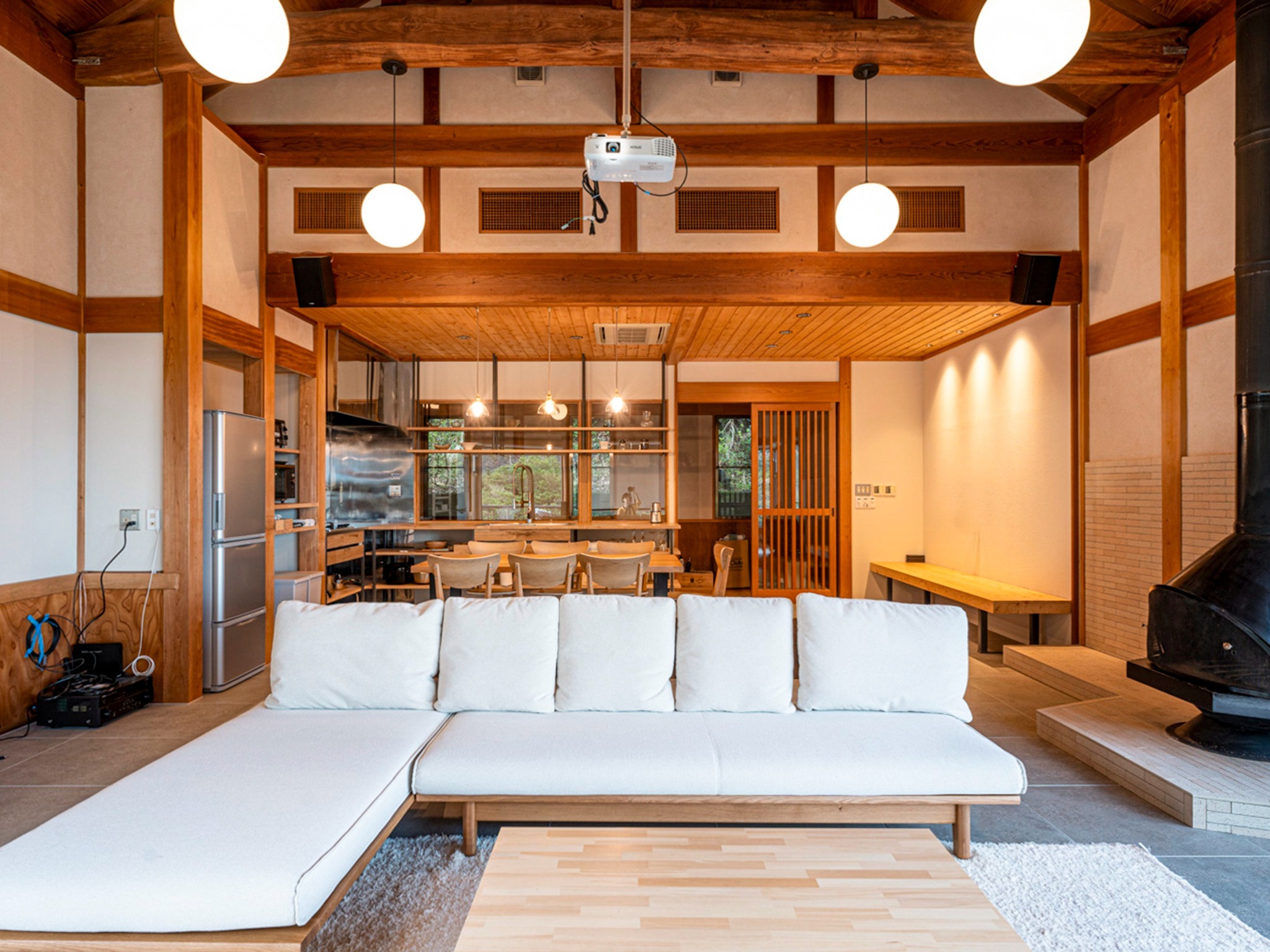 ・【リビング】大きなソファに足を伸ばしてリラックス。景色を眺めながら思わずうたた寝てしまいそう