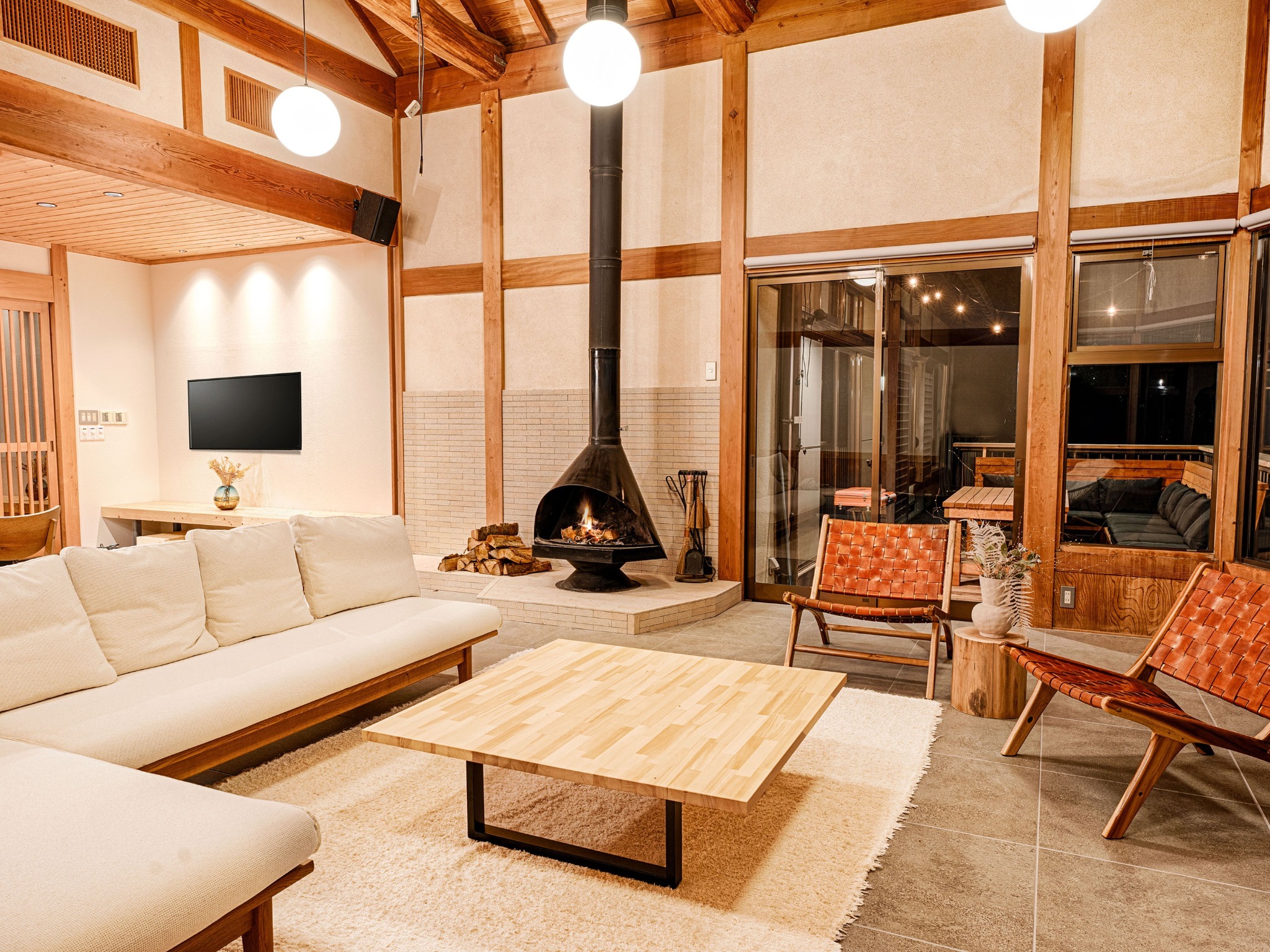 ・【リビング】冬の夜は暖炉を囲んで。ご家族やお仲間と語らいながらゆっくりと過ごせます