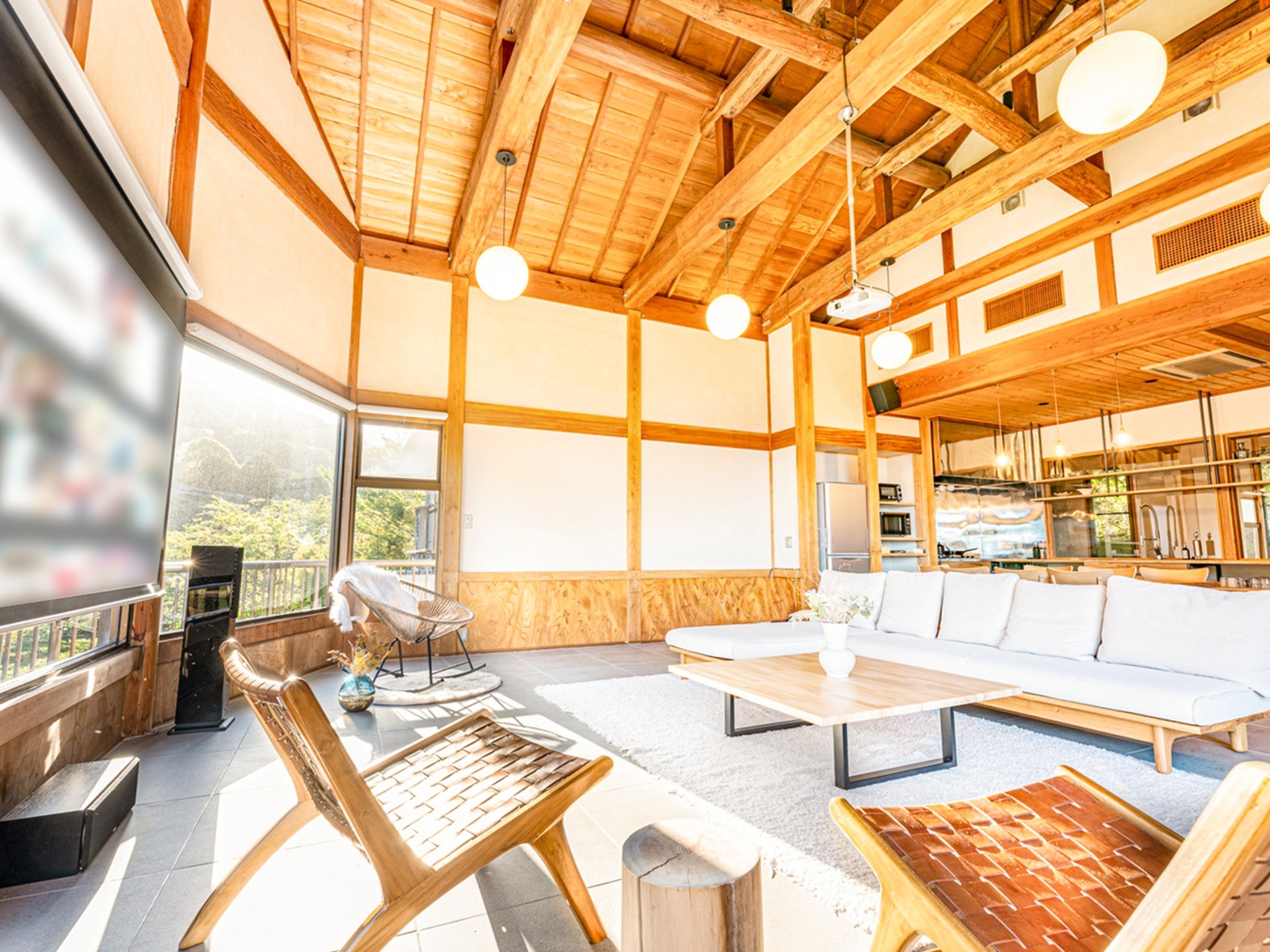 ・【リビング】木の質感を感じられる和の空間。高い天井の広々したリビングは開放感に溢れています