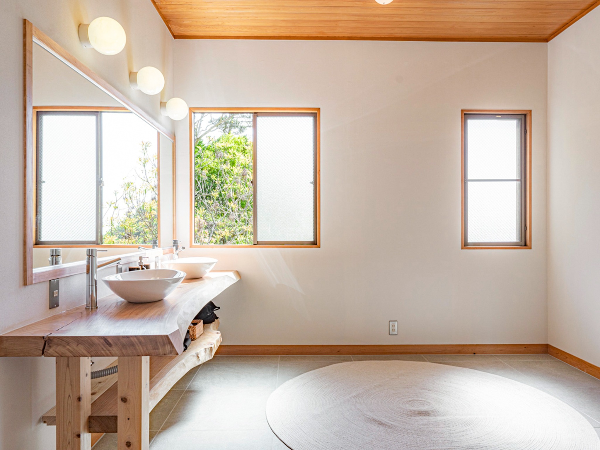 ・【洗面台】忙しい朝に嬉しい2ボウルの洗面台。大人数でのご宿泊も安心です