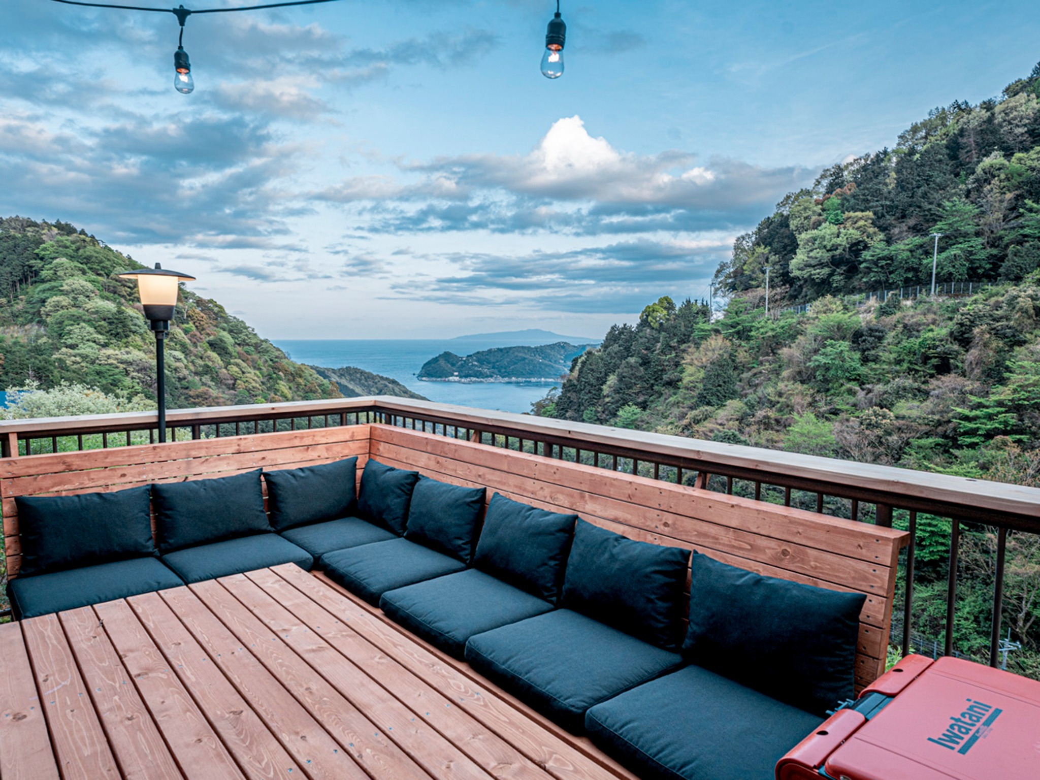 ・【バルコニー】天気のよい日には、絶景を眺めながら屋外のテーブルでお食事をどうぞ