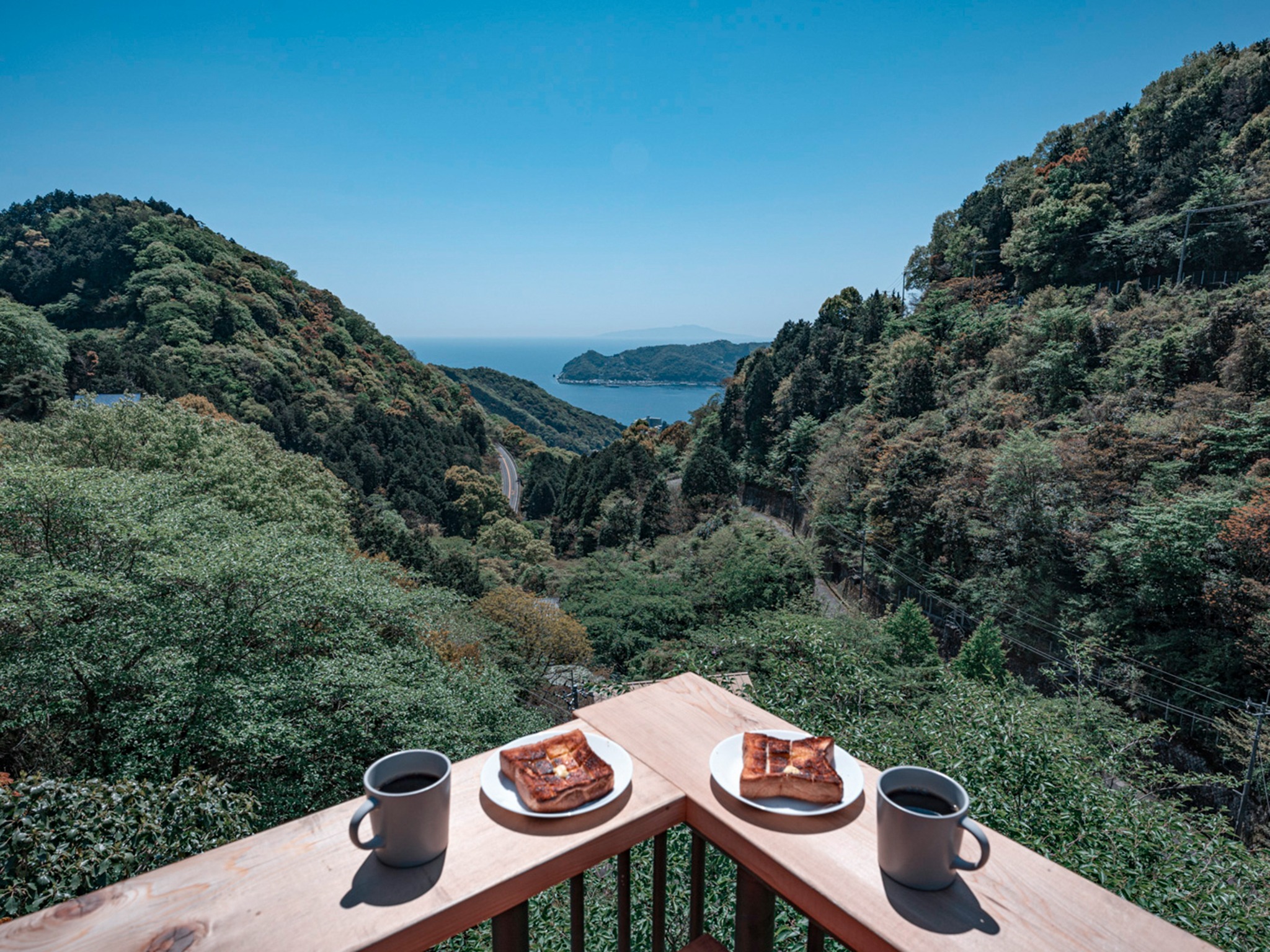 ・【バルコニー】海や山々と澄んだ空気を五感で感じながらの朝食。格別な朝のひと時を
