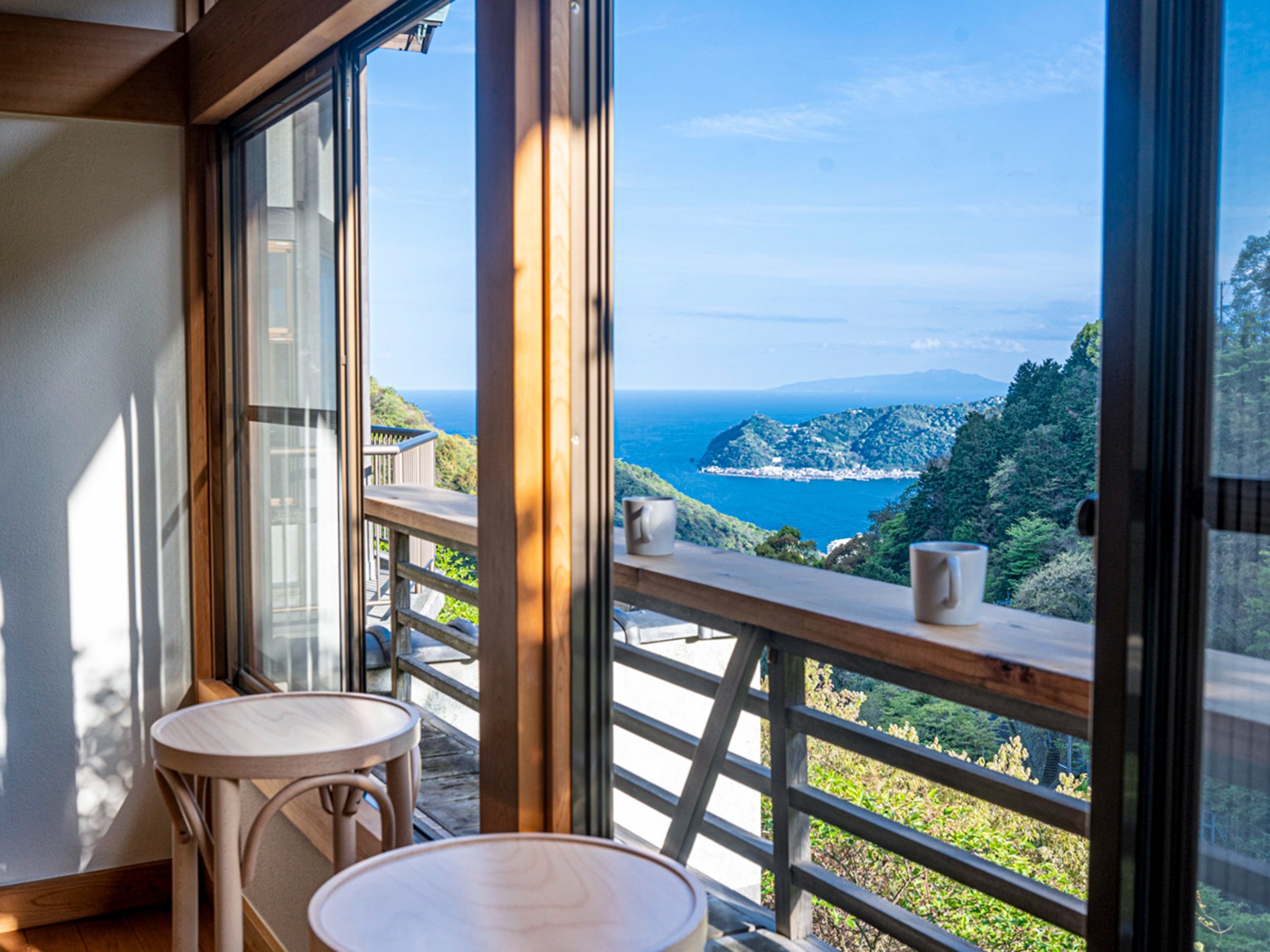 ・【バルコニー】伊豆の山と青い海。夕日や朝焼けなど時間ごとに異なる表情を見せます