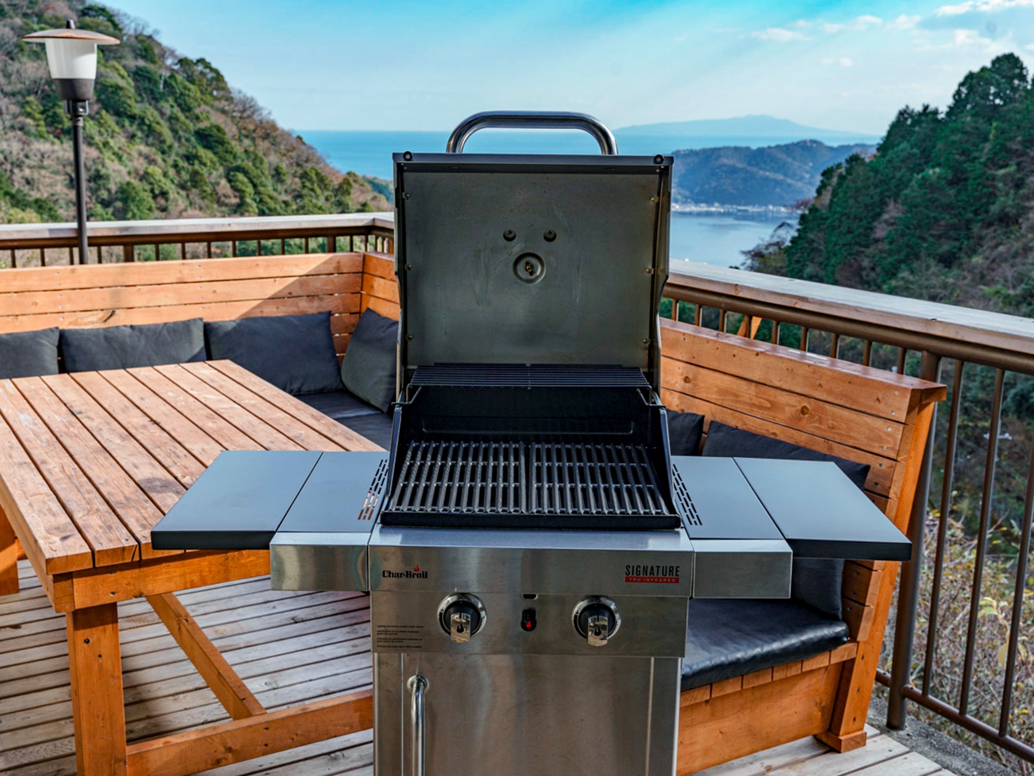 ・【BBQ】本格的なガスグリルがございます。お肉や新鮮な魚介などお好みの食材で楽しめますよ※有料