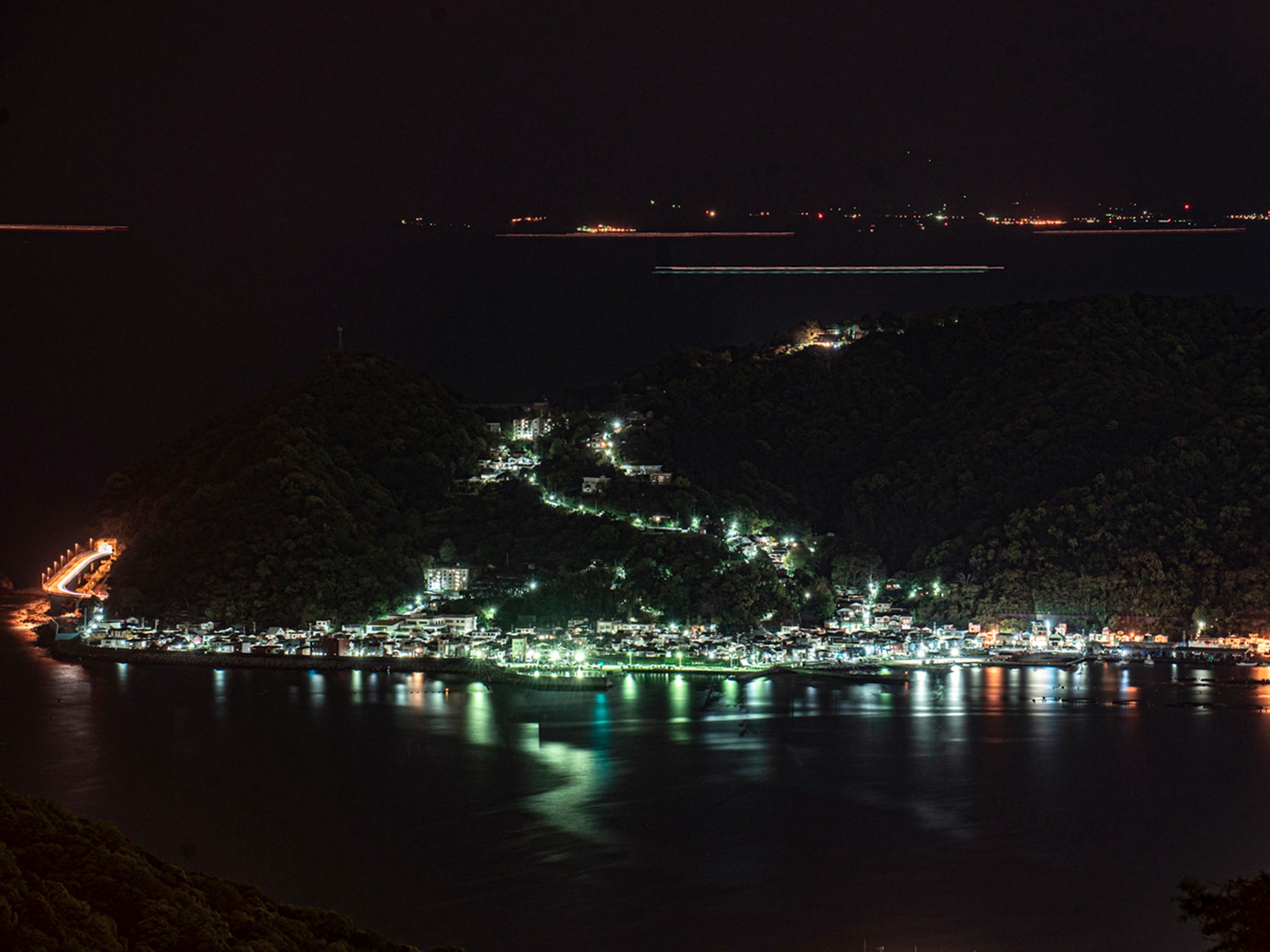 ・【眺望】夜に輝く港。まるで海に浮かぶ星のようです。夜も美しい景色を楽しむことができます