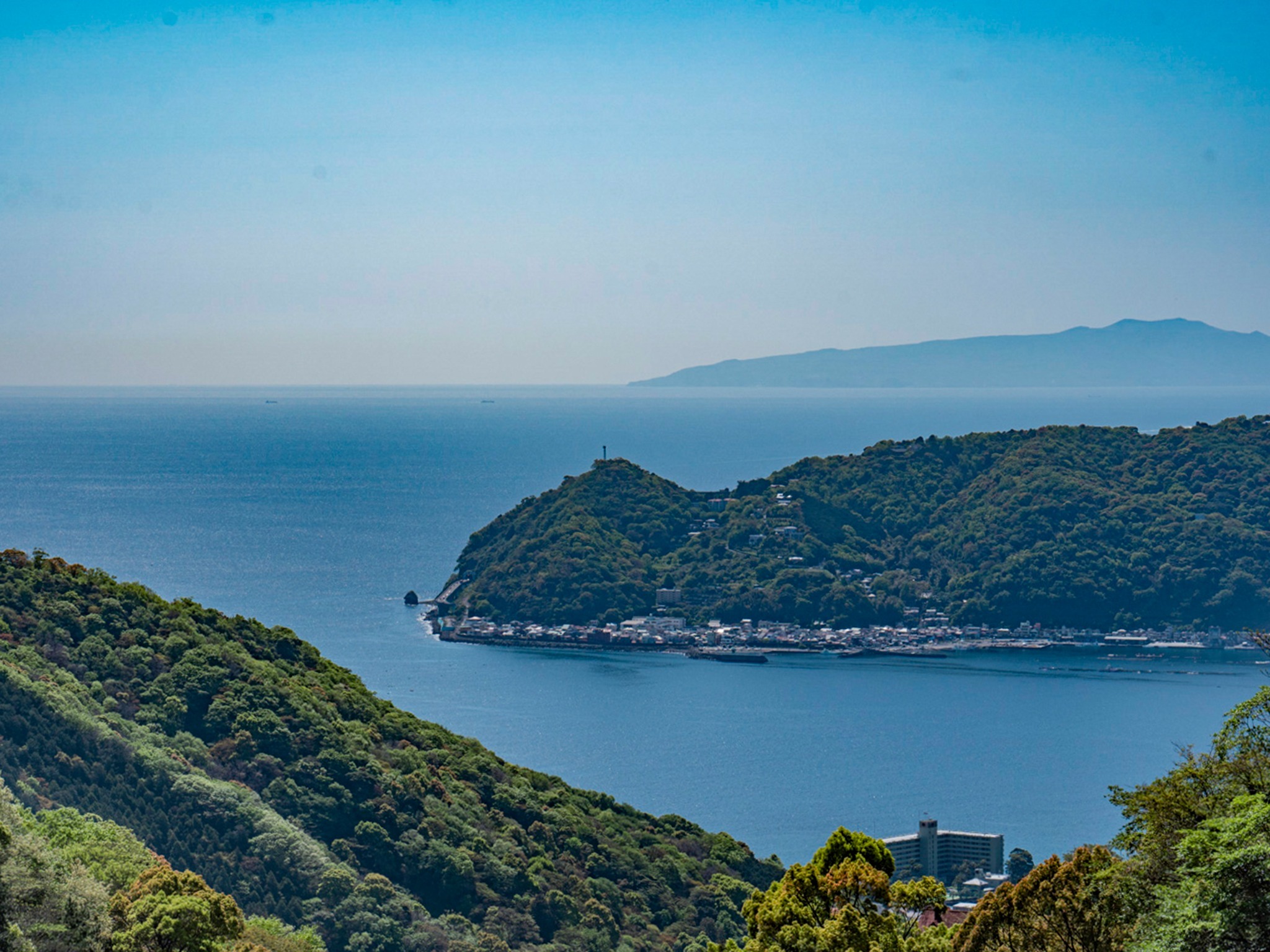 ・【眺望】正面には南熱海、その先に伊豆大島を見ることができます。視界を遮るものがなく眺望抜群