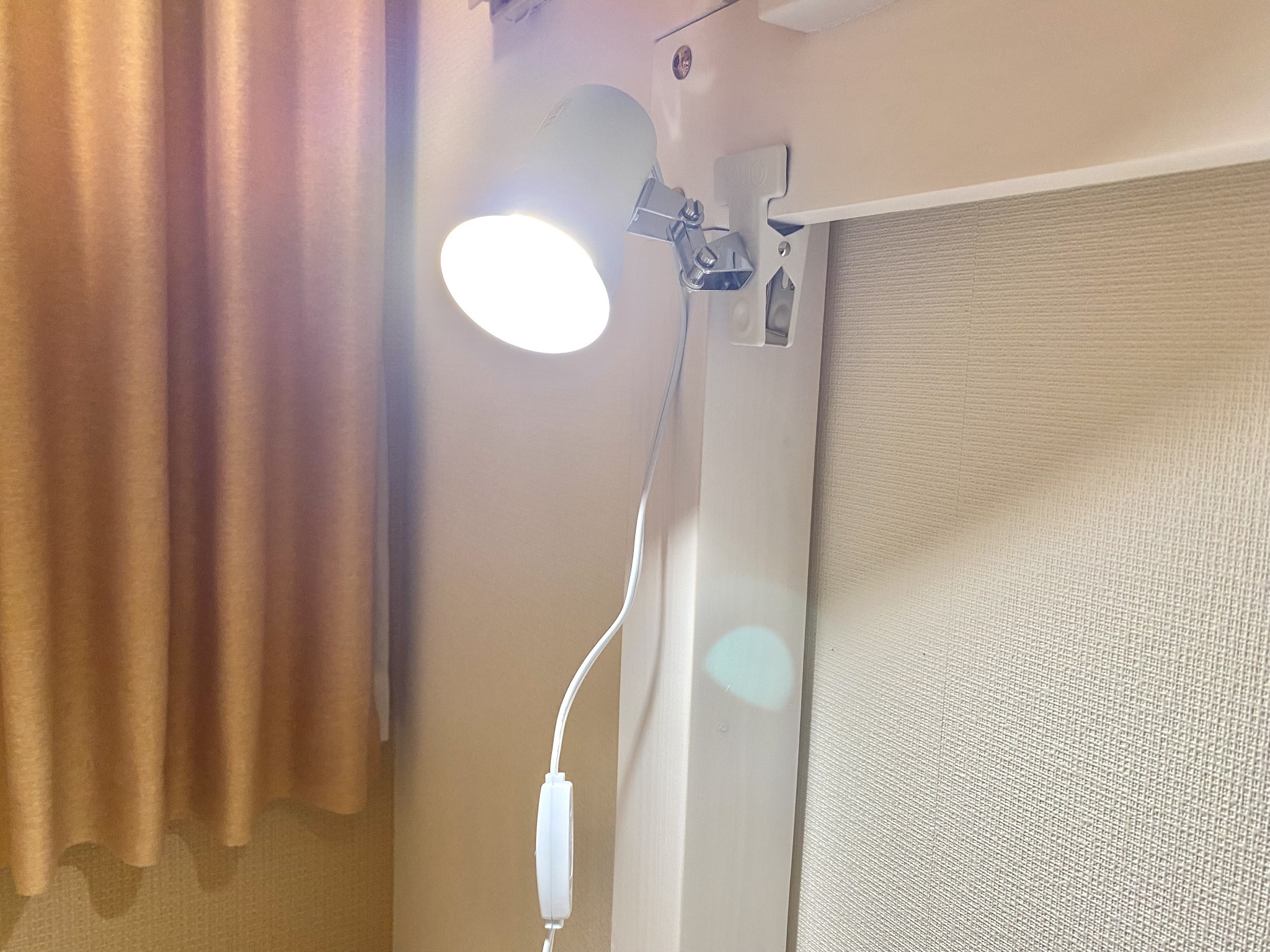 デスクを照らすライト