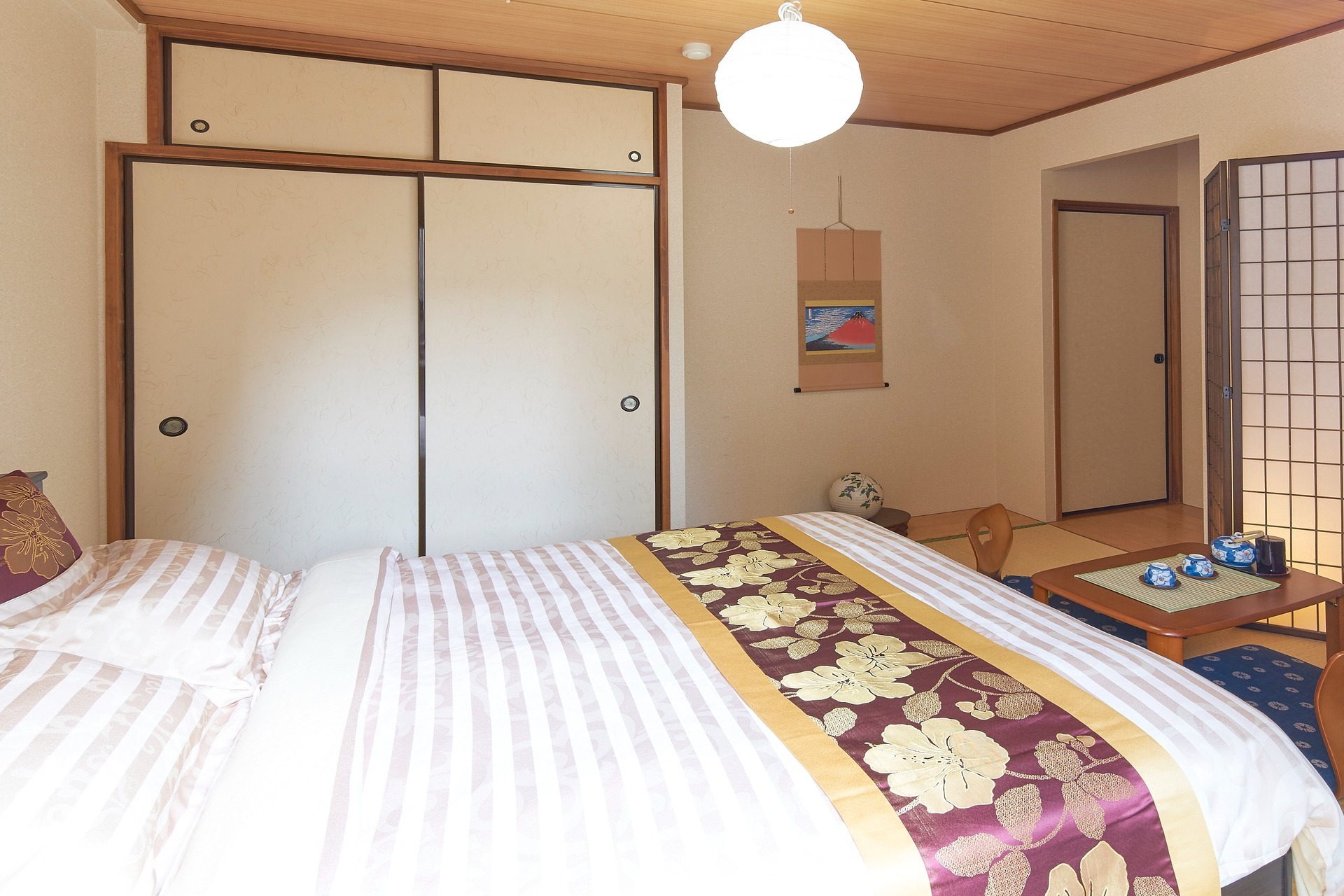 広い! 140cmダブル洋室+140cmダブル和室+DK+バス・トイレ別! 生活便利!WiFi無制限