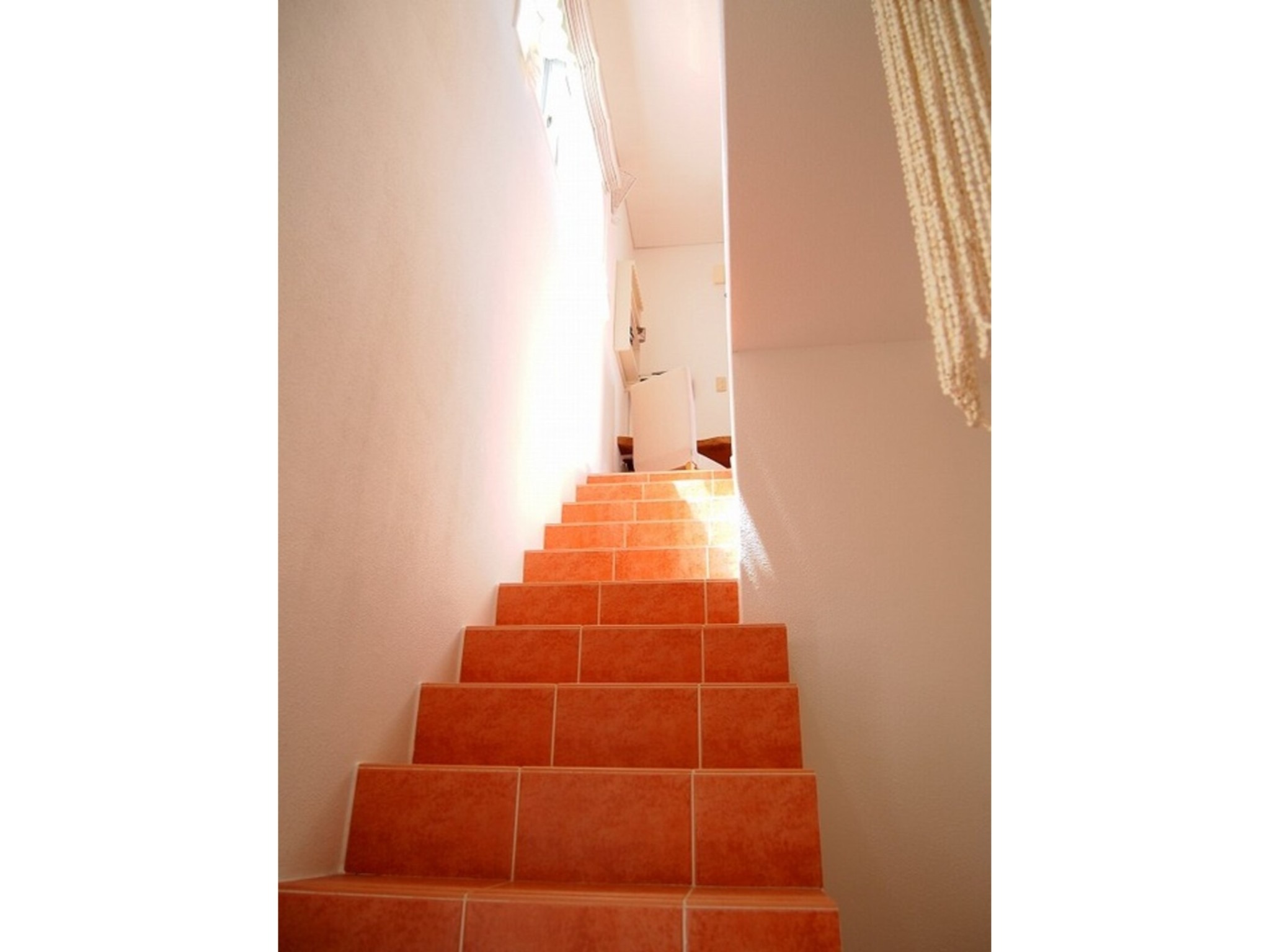 2階への吹き抜けの階段