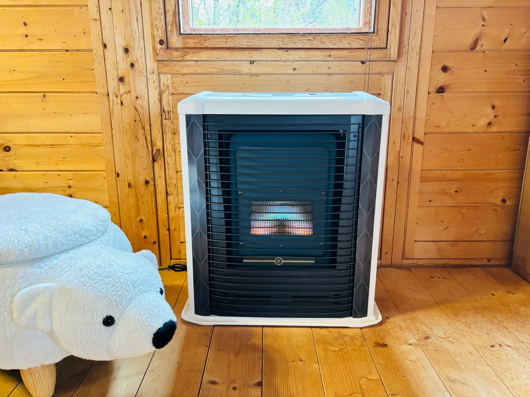 灯油ストーブがあるので、お部屋の中は温かいです。