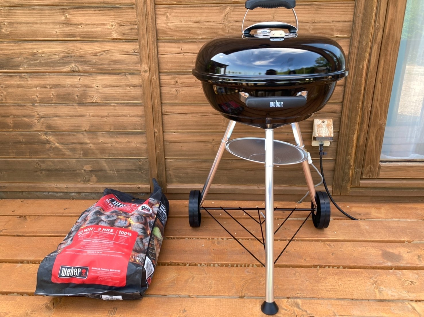 BBQコンロは無料でご利用いただけます。炭、薪はオプションで現地で購入できます。