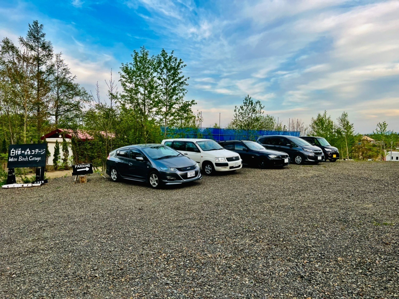 1棟あたり、2台まで無料で駐車できます。1棟あたり、2台まで無料で駐車できます。