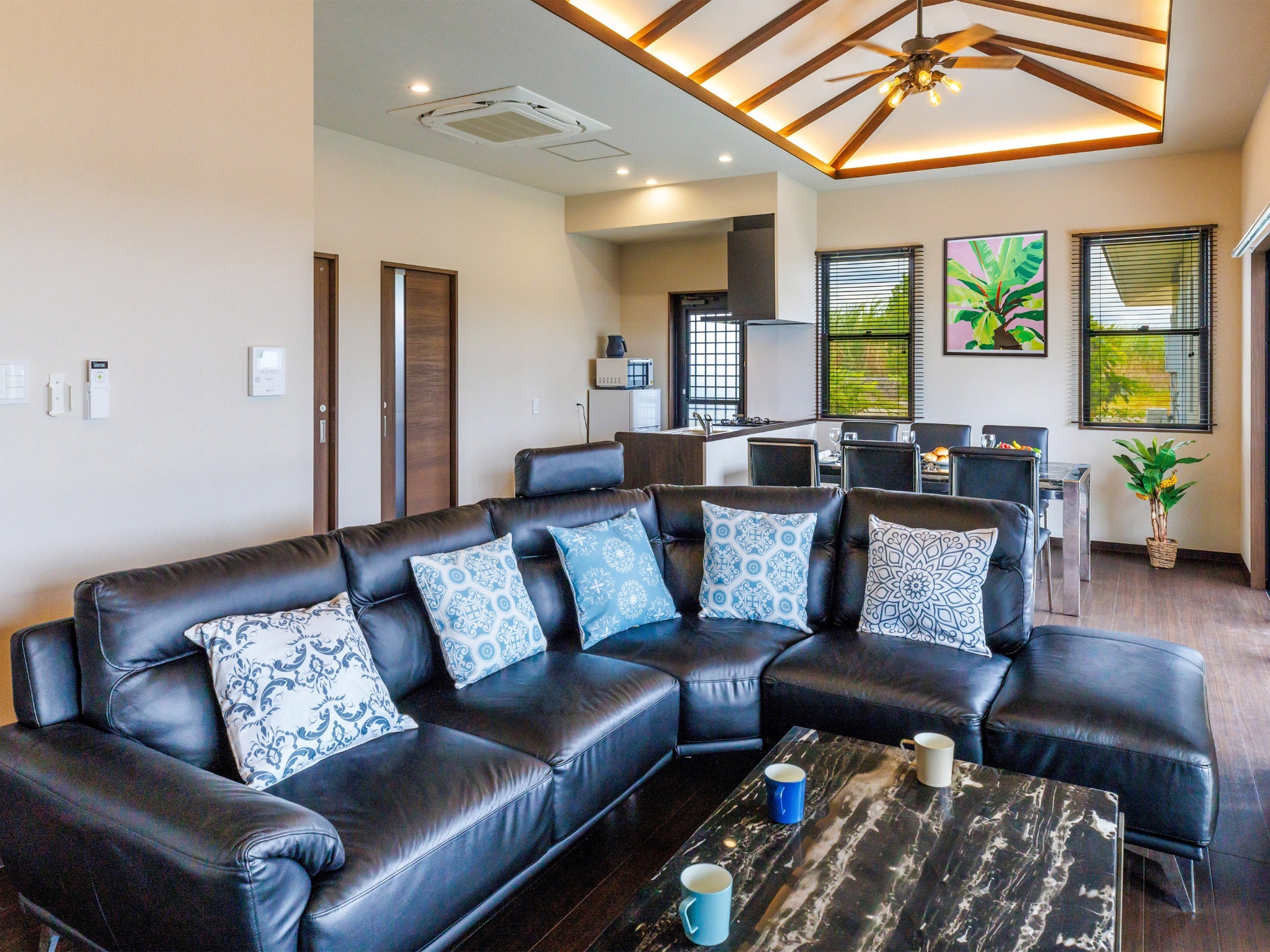 ・Villa1のリビングダイニング:シックでモダンなインテリア